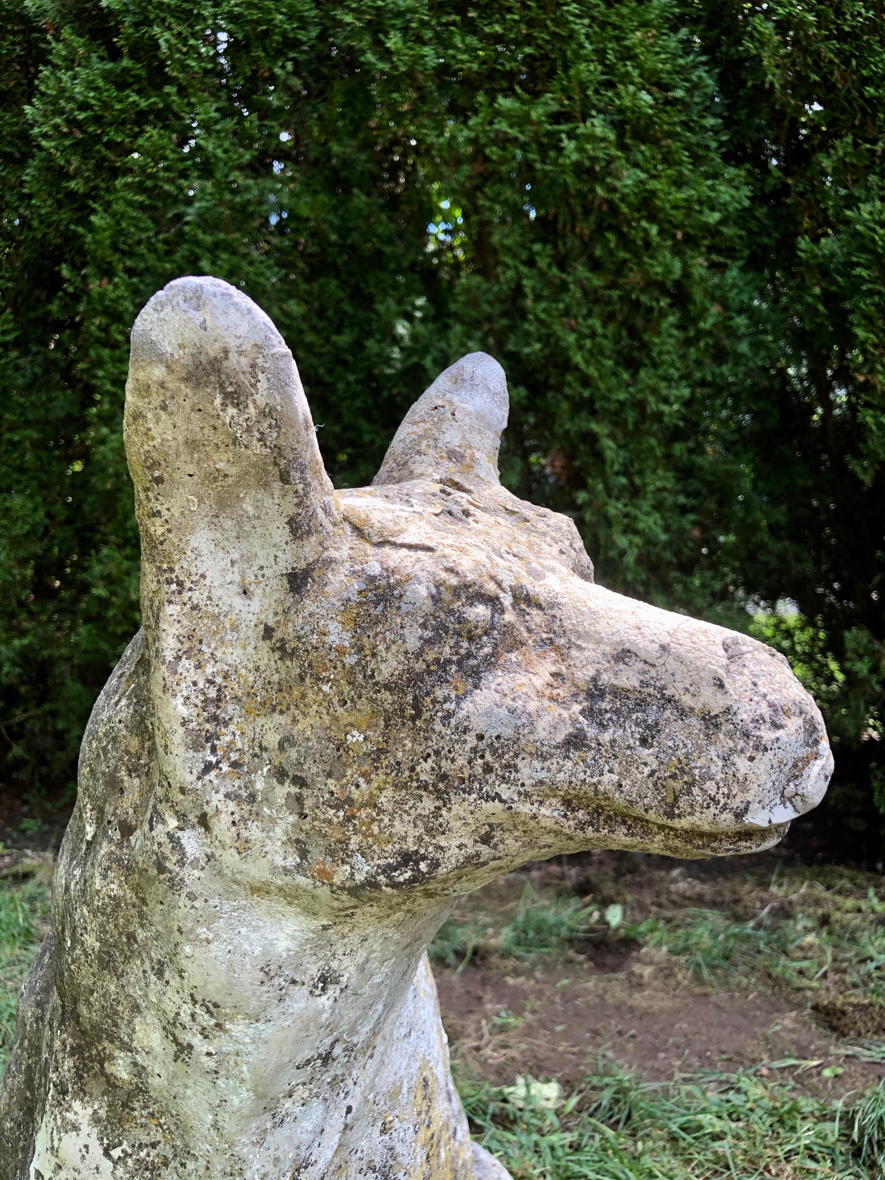 Paire de chiens de cattle/berger australiens en pierre moulée belge avec une superbe patine en vente 3