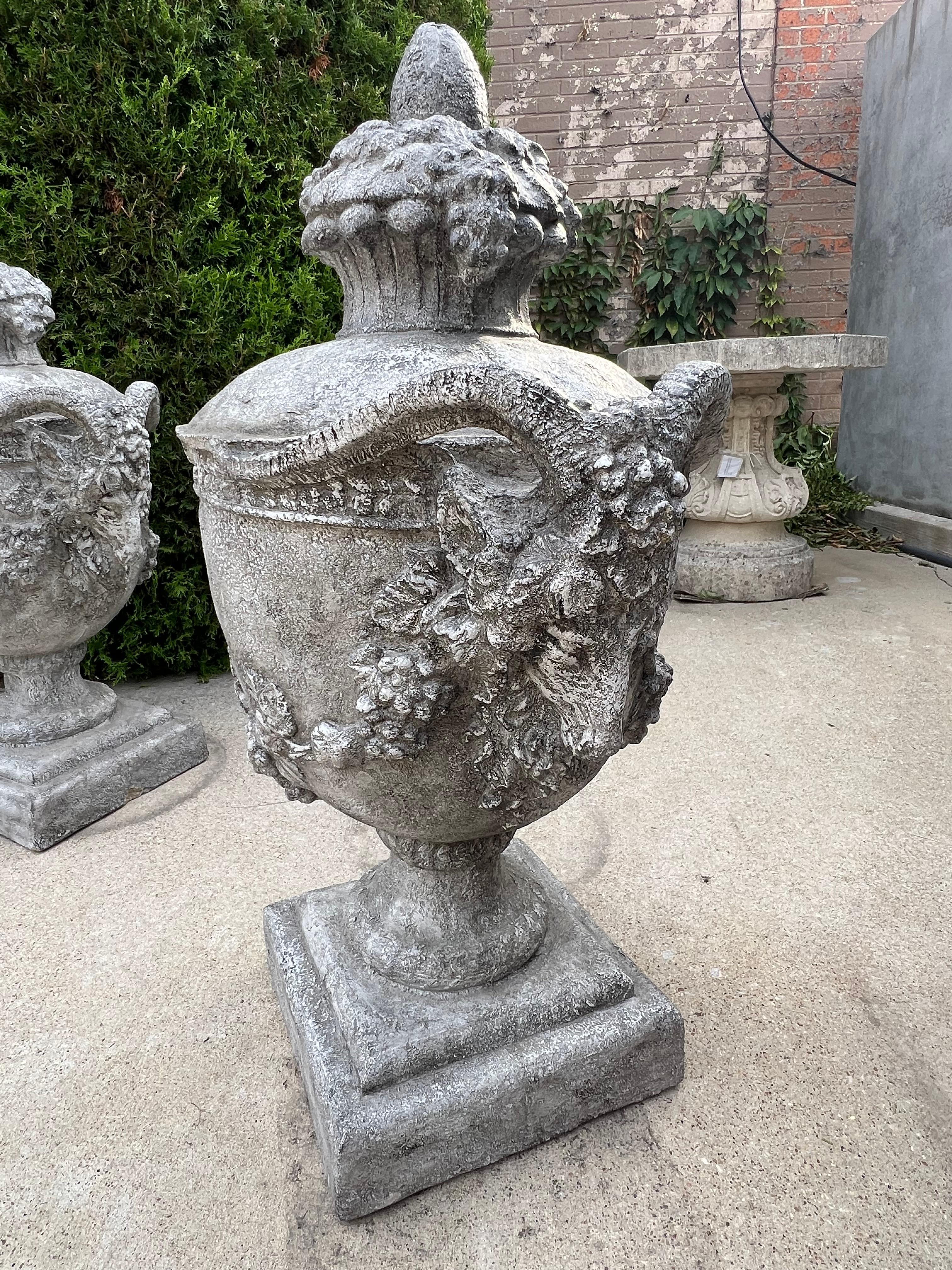 Coppia di vasi belgi Aux Belier da giardino in fusione in vendita 5