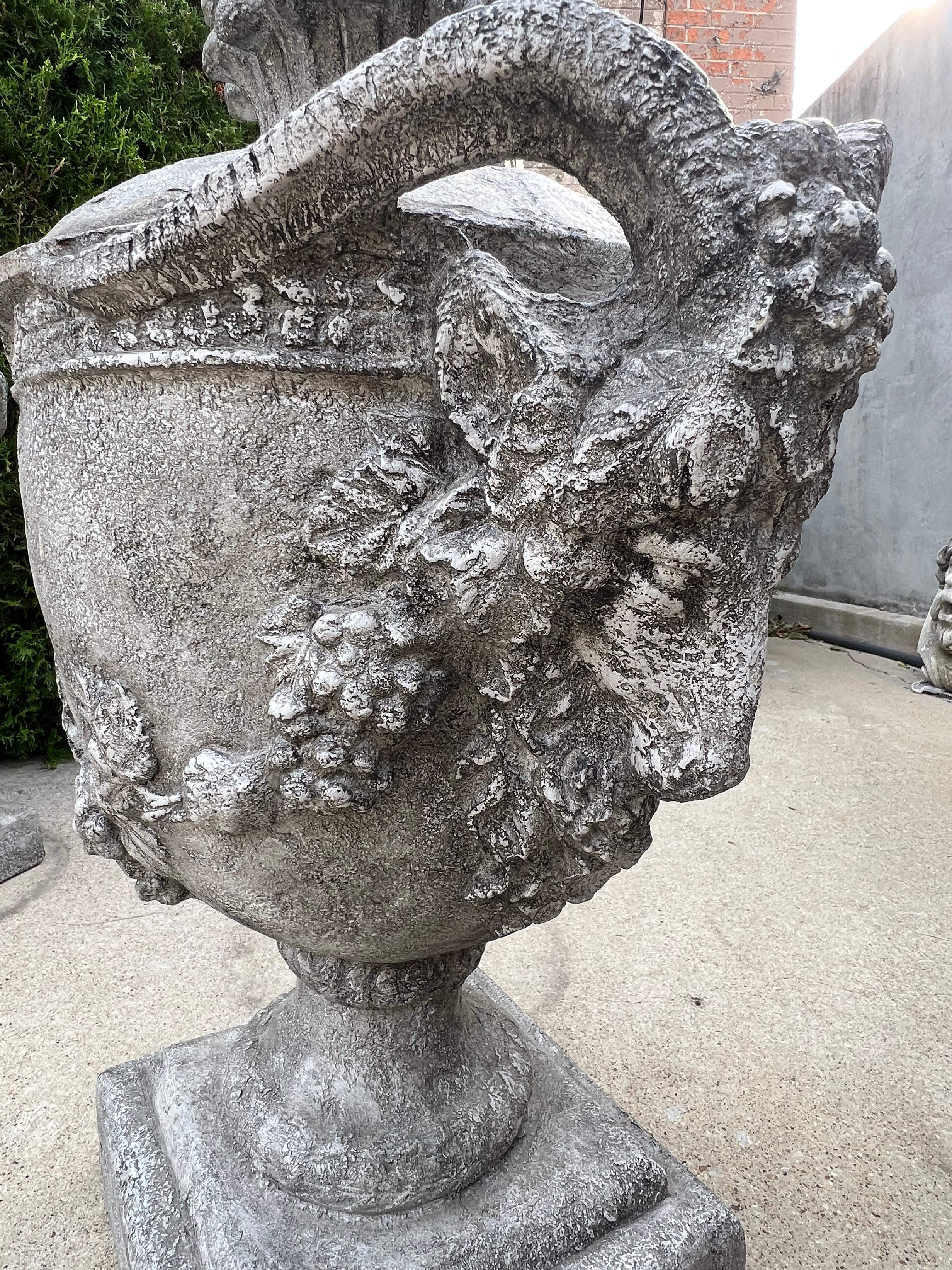 Coppia di vasi belgi Aux Belier da giardino in fusione in vendita 6