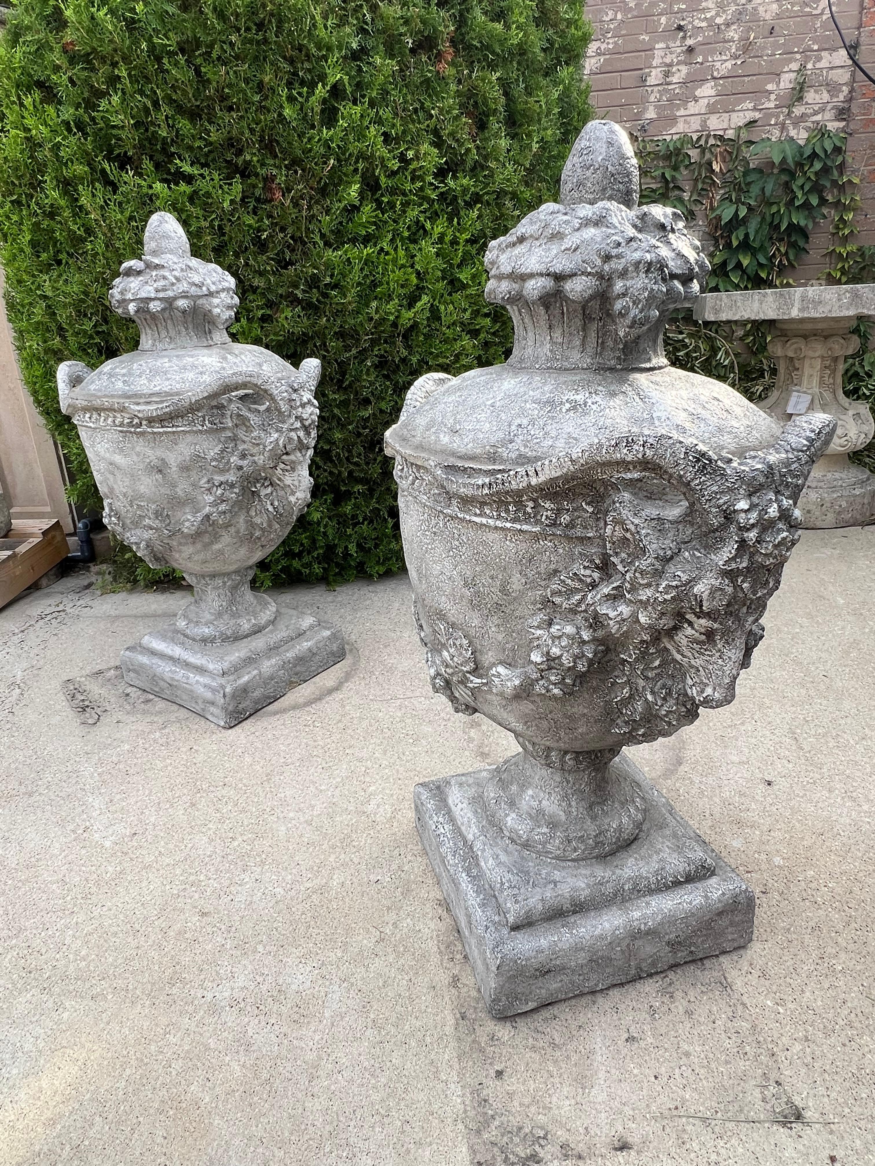 Coppia di vasi belgi Aux Belier da giardino in fusione in vendita 7