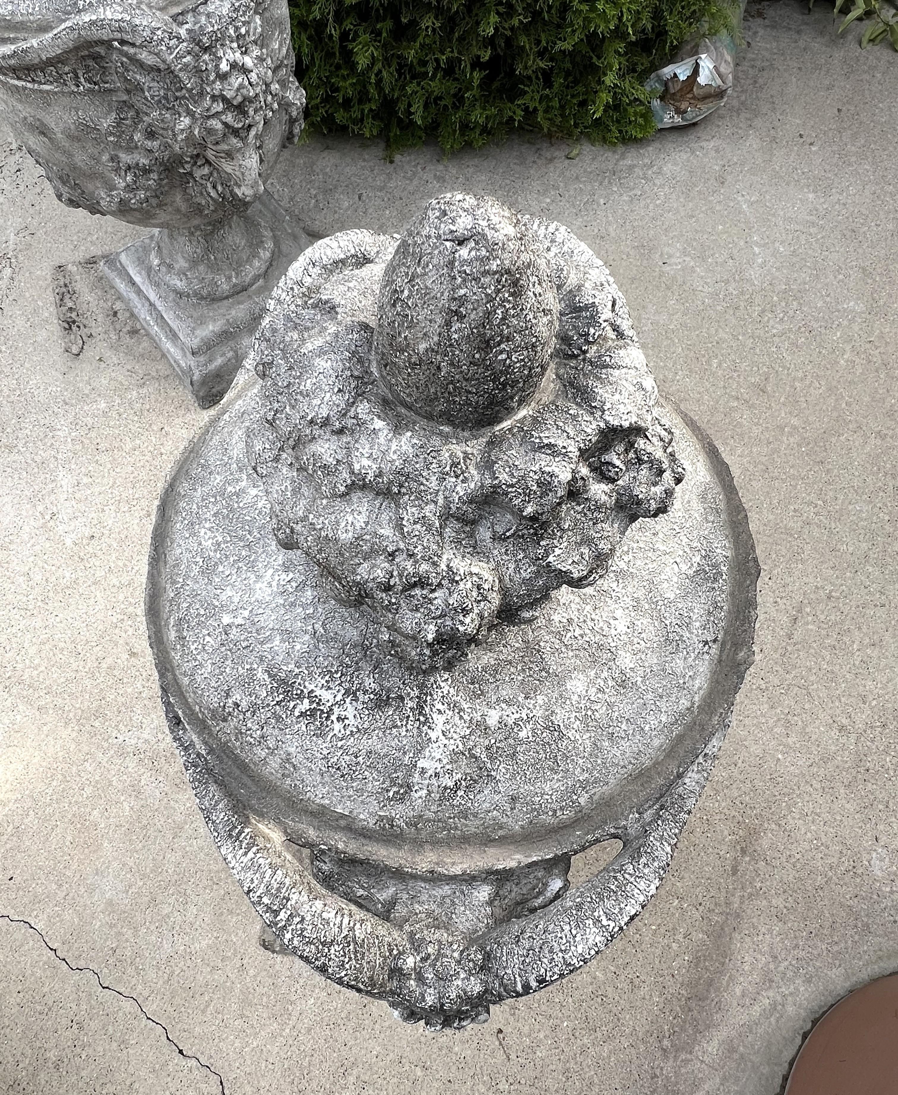 Coppia di vasi belgi Aux Belier da giardino in fusione in vendita 8