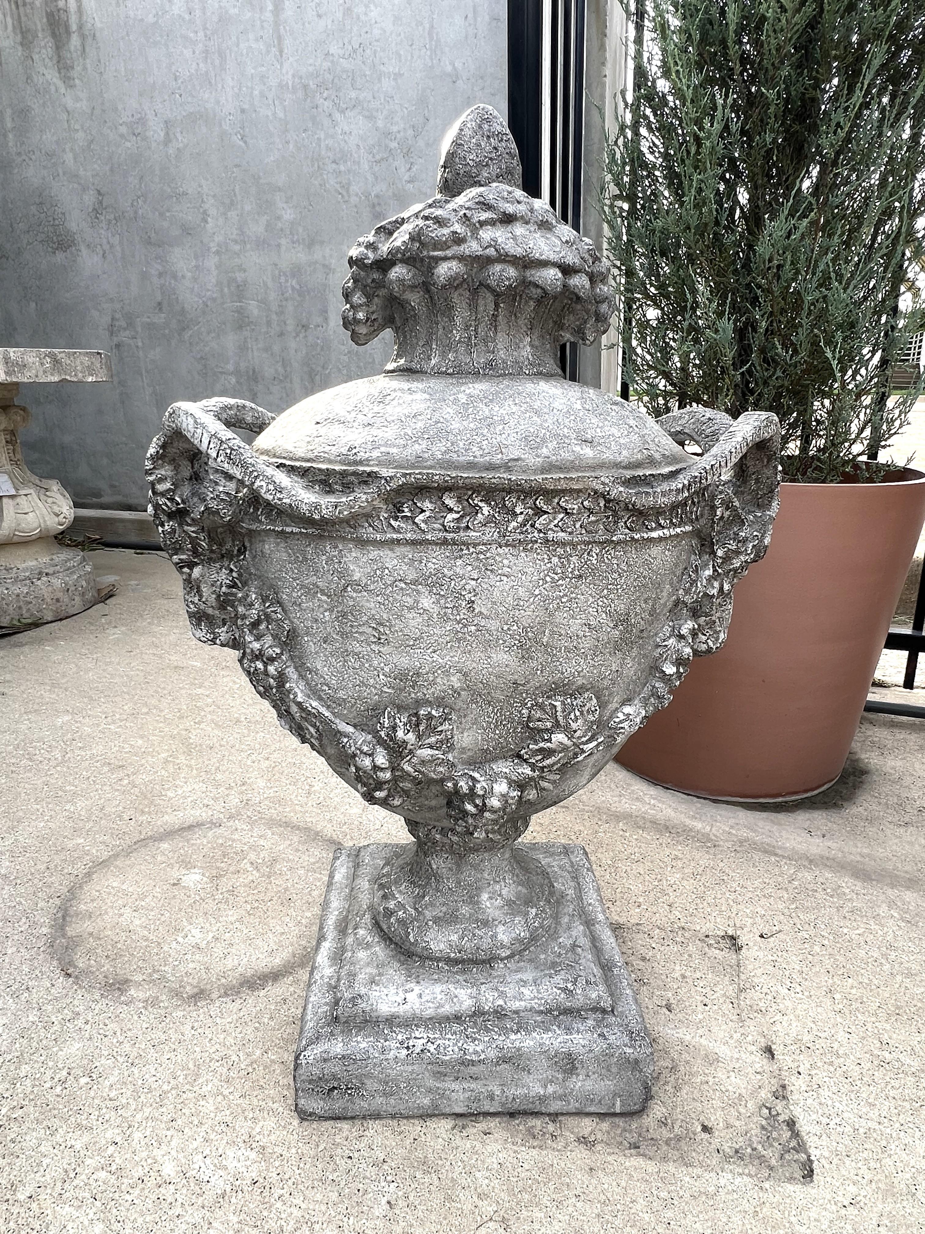 Coppia di vasi belgi Aux Belier da giardino in fusione in vendita 10