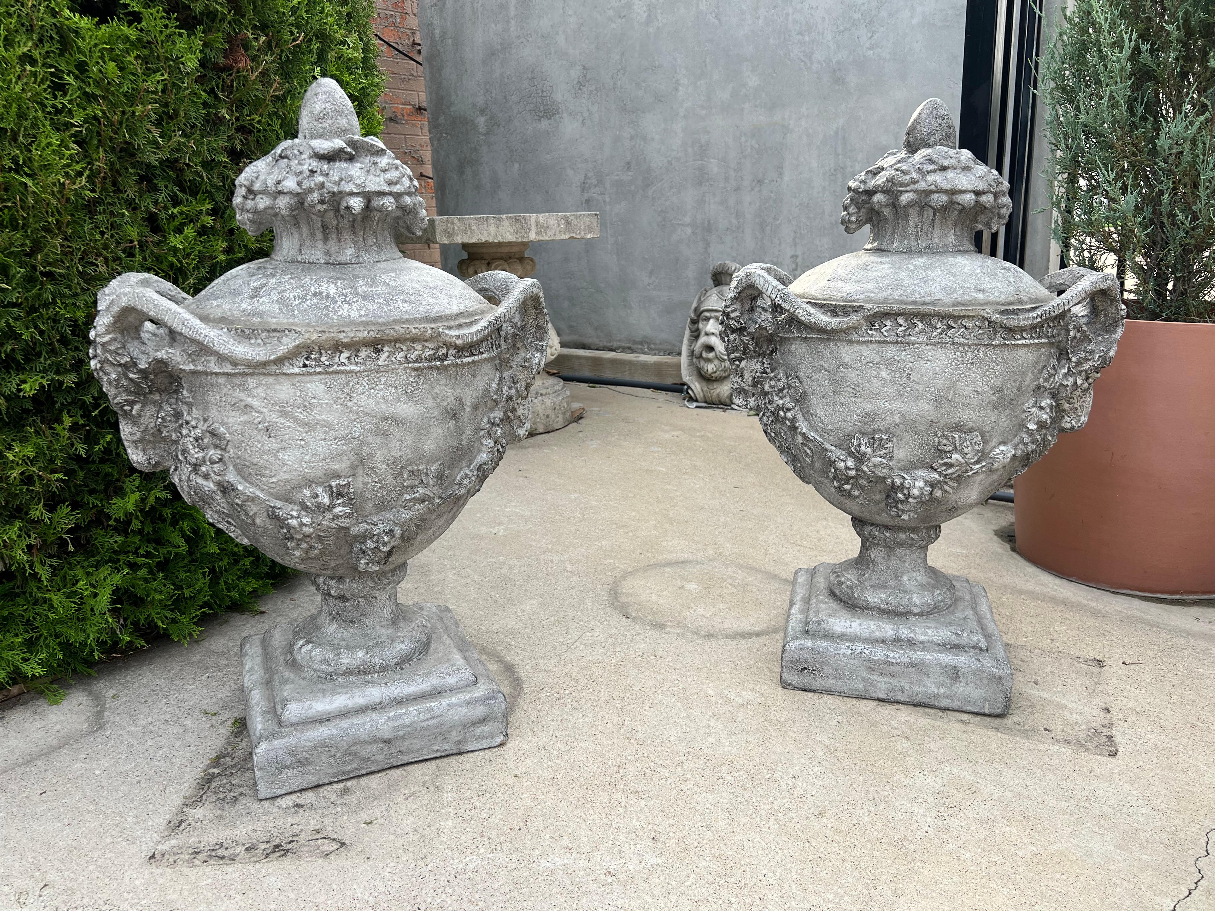 Coppia di vasi belgi Aux Belier da giardino in fusione in vendita 11