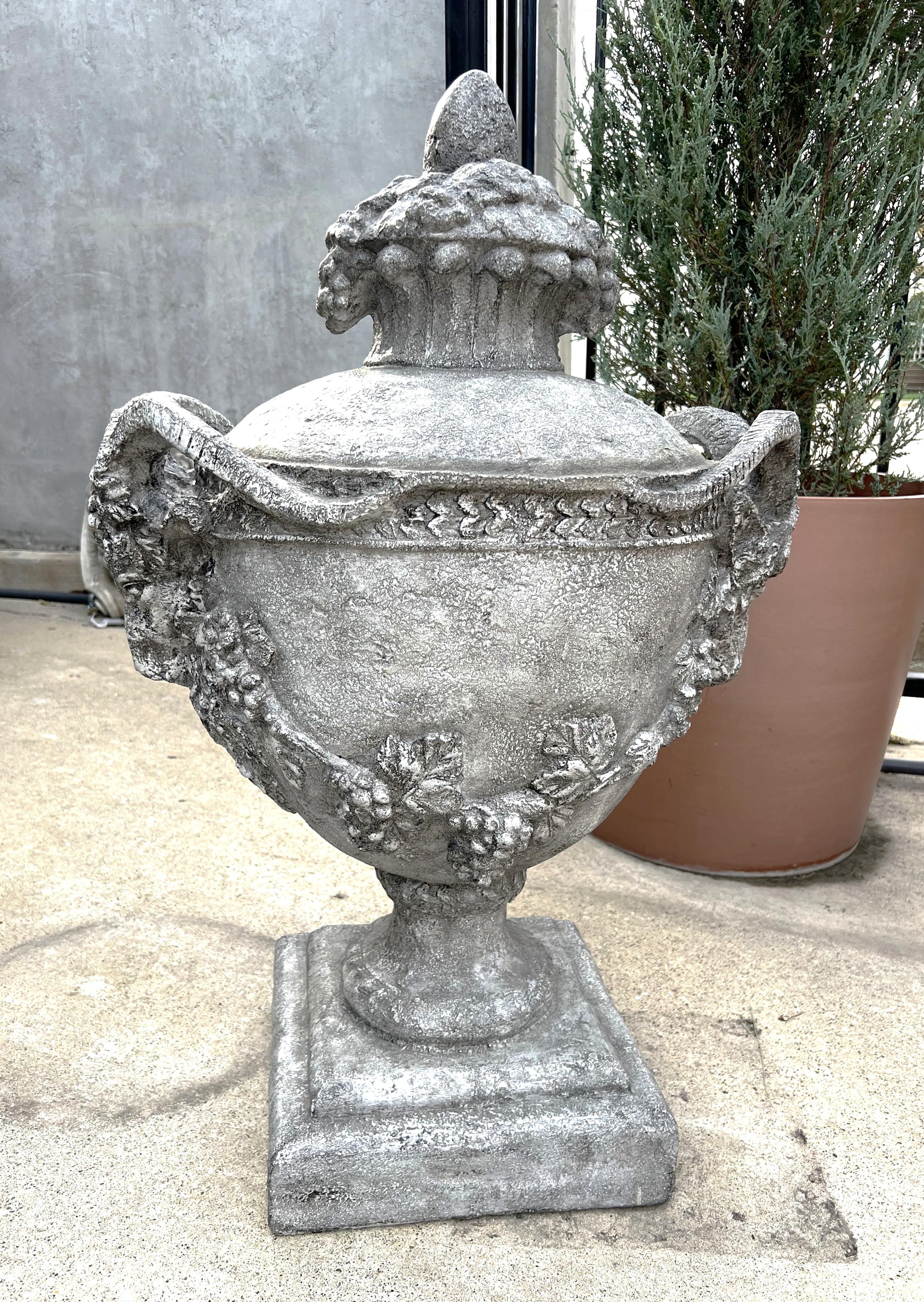 Belga Coppia di vasi belgi Aux Belier da giardino in fusione in vendita