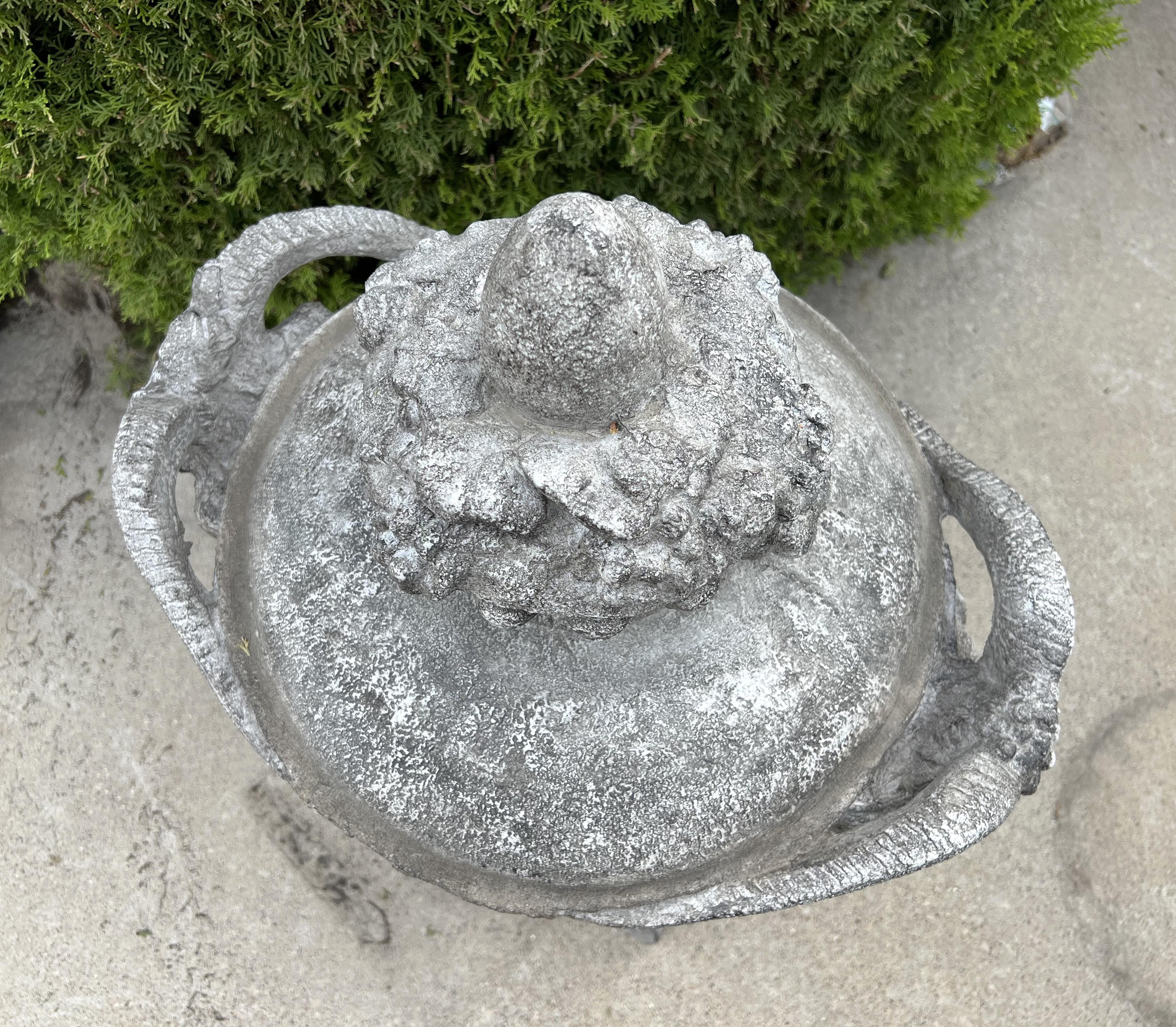 XXI secolo e contemporaneo Coppia di vasi belgi Aux Belier da giardino in fusione in vendita