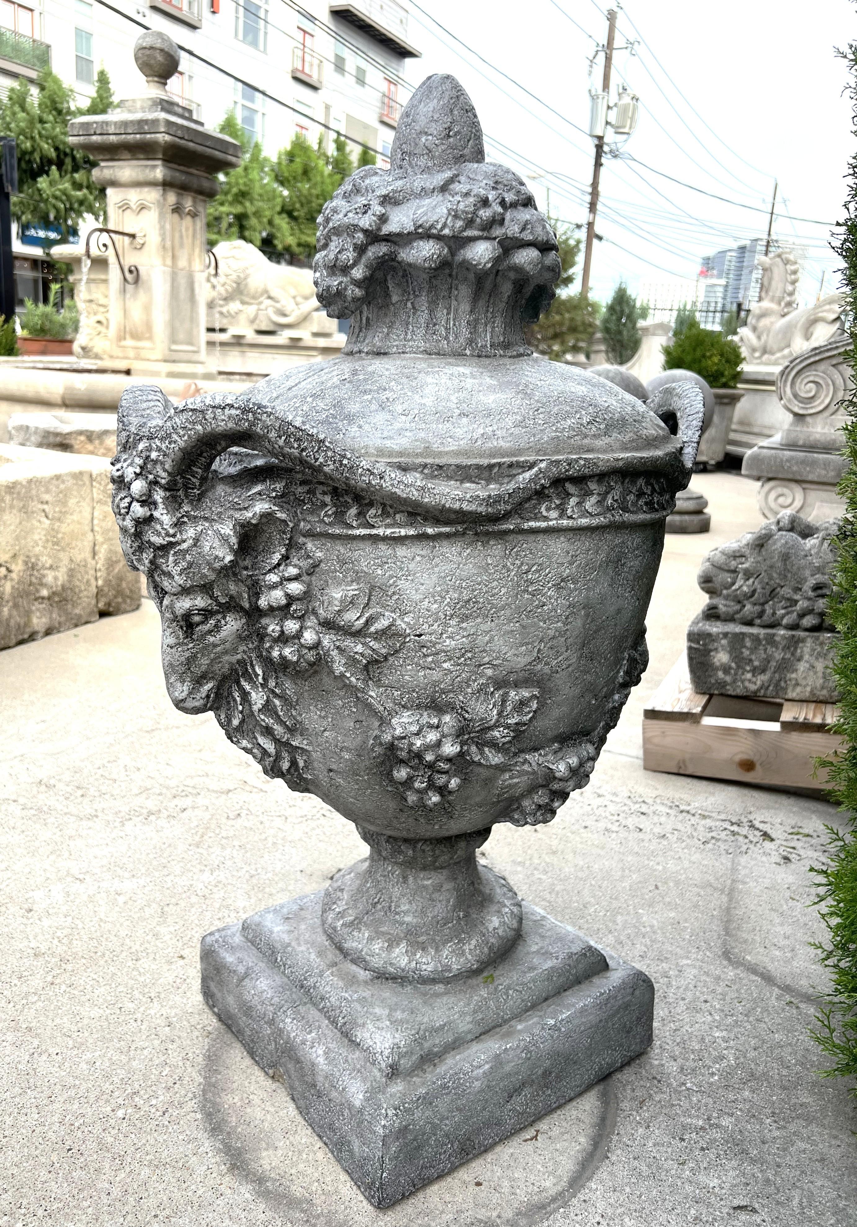 Pietra Coppia di vasi belgi Aux Belier da giardino in fusione in vendita