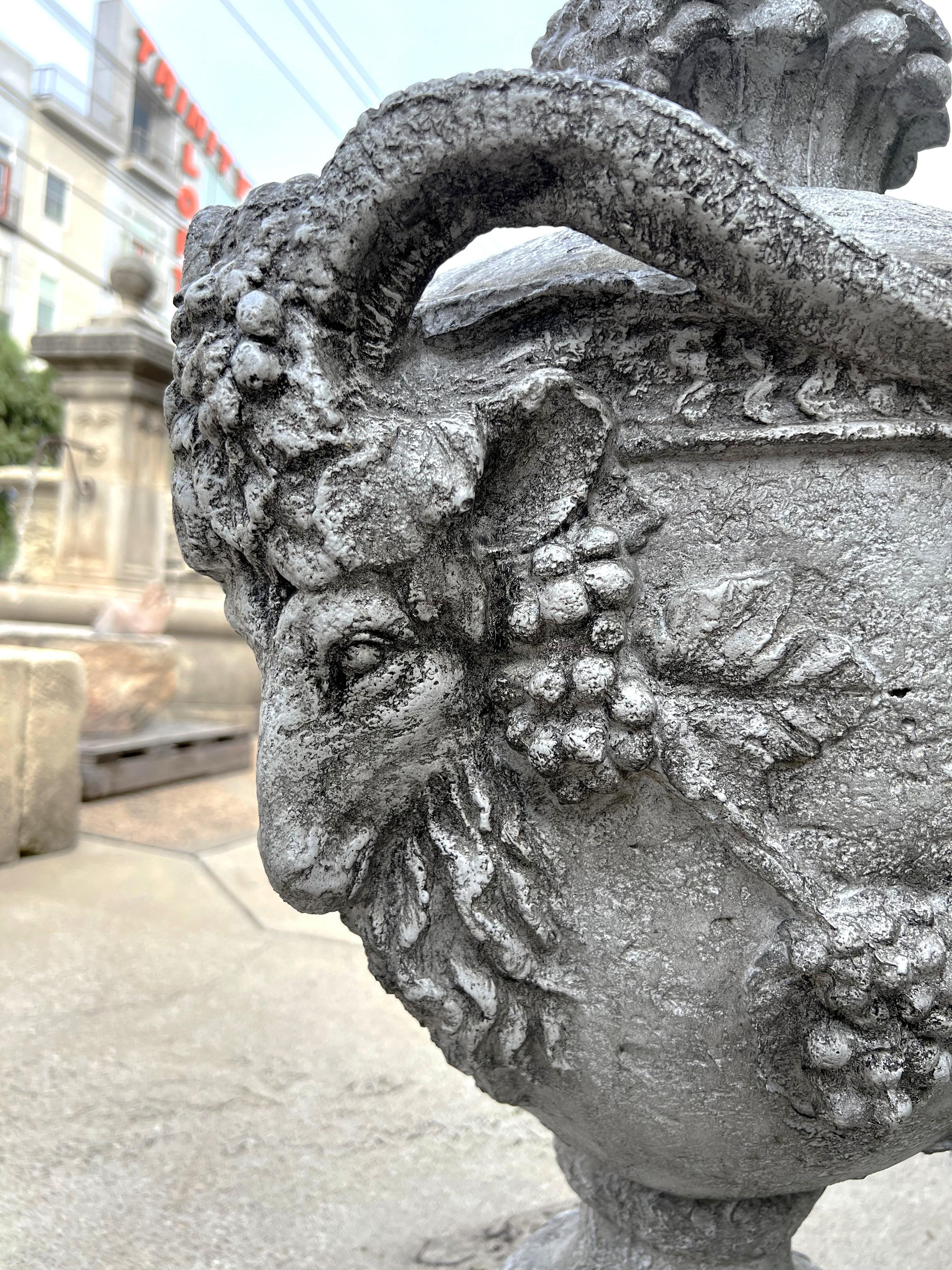Coppia di vasi belgi Aux Belier da giardino in fusione in vendita 1