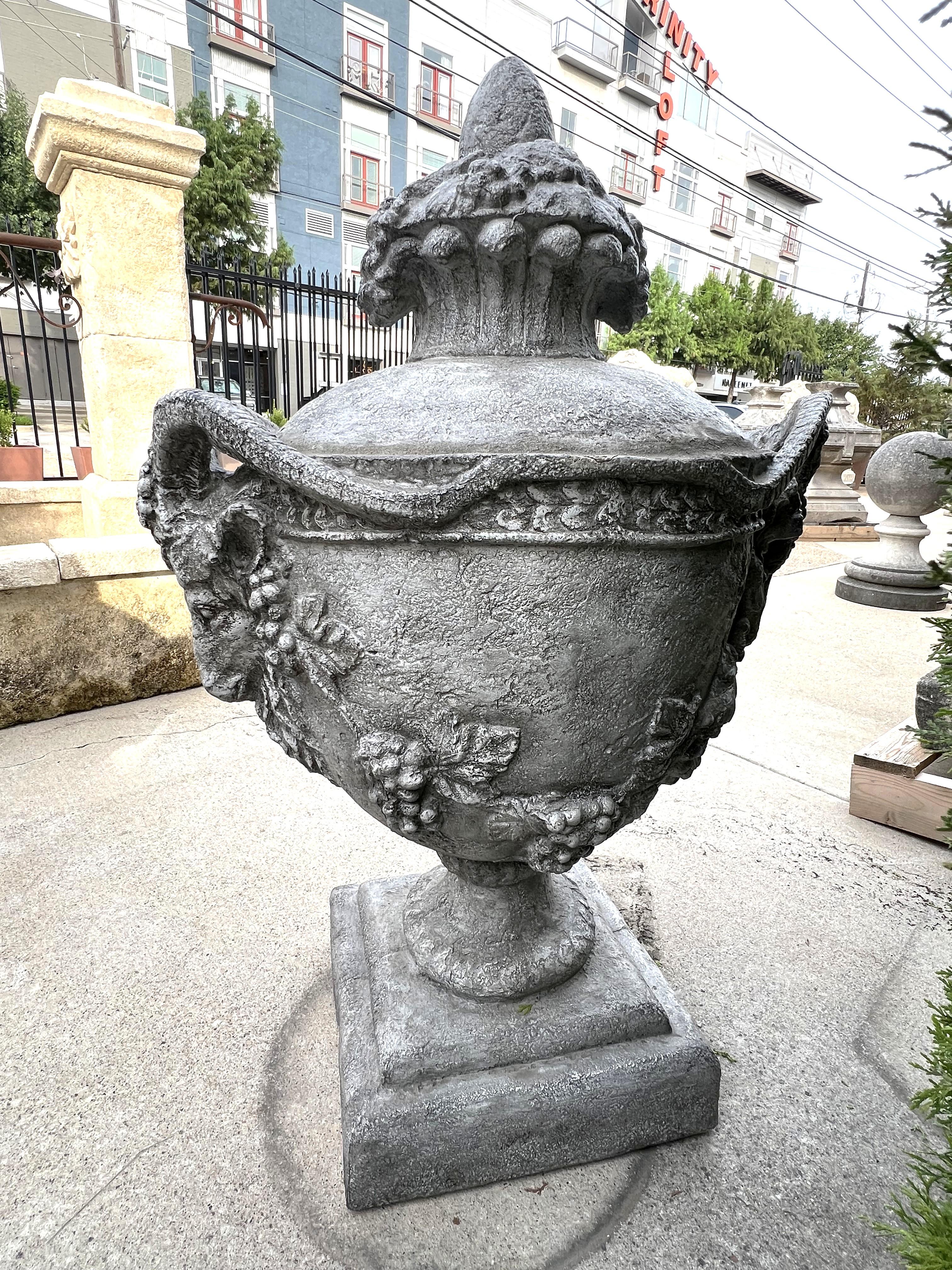 Coppia di vasi belgi Aux Belier da giardino in fusione in vendita 2