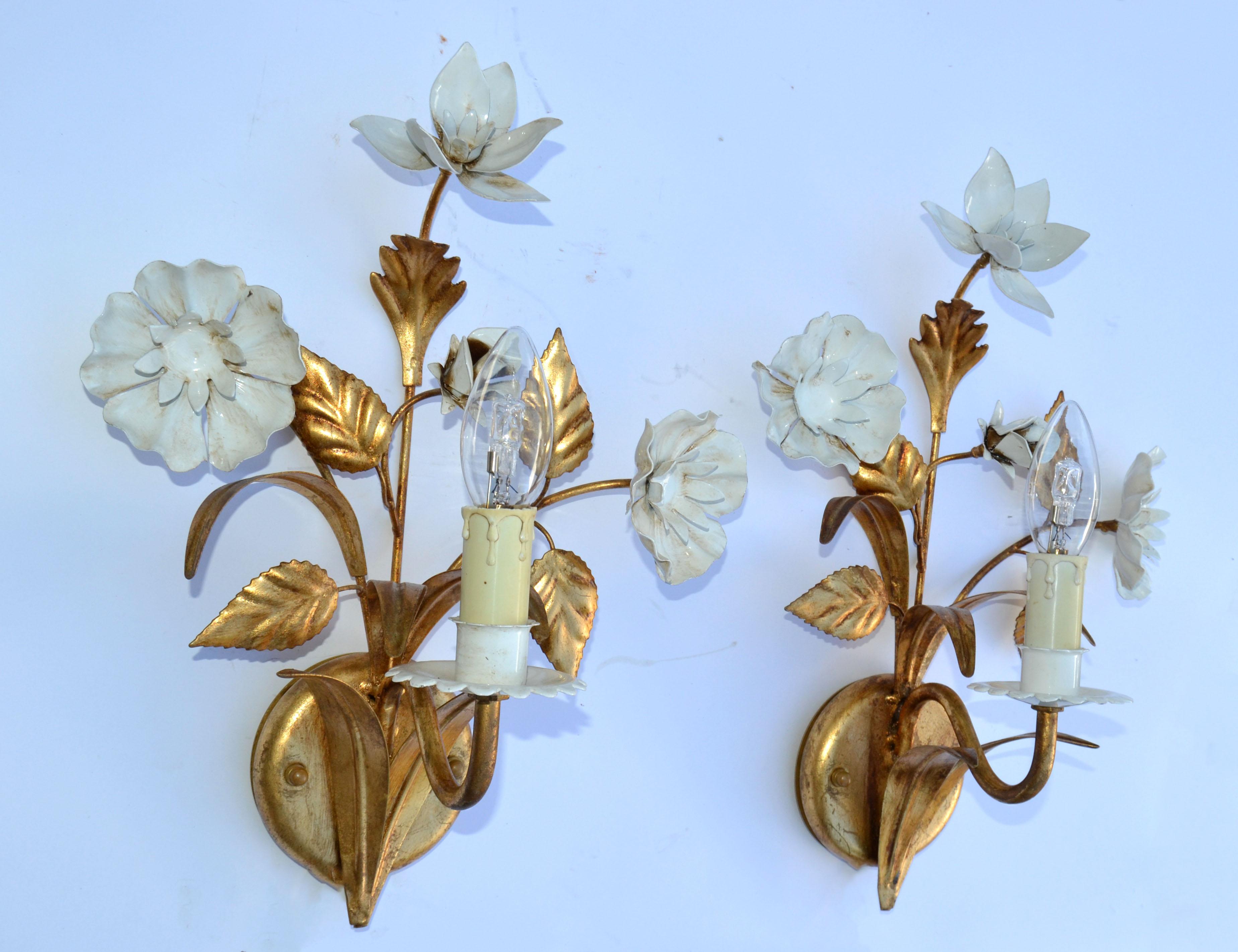 Pair of Belgium Brass & Enamel Flower Sconce Gold White Finish, 1960 In Good Condition For Sale In Miami, FL