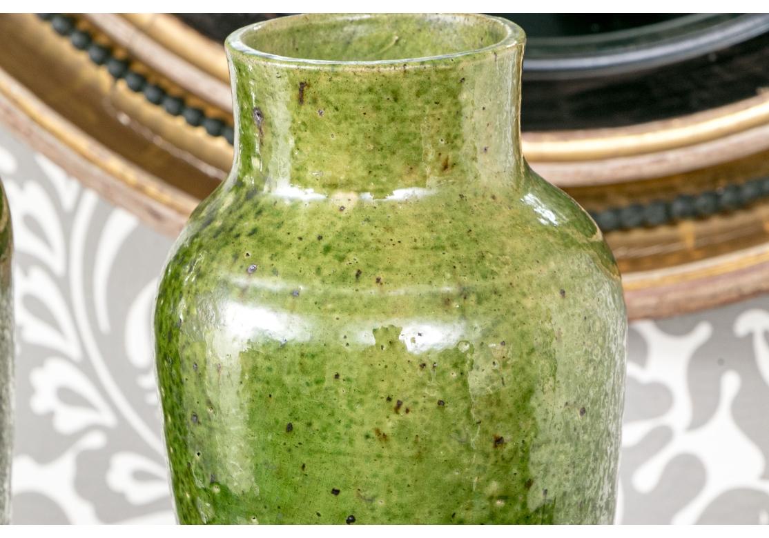 Coppia di vasi in ceramica smaltata verde, con incisione Made in Belgium e 600 sul verso.
Dimensioni:  11 3/4