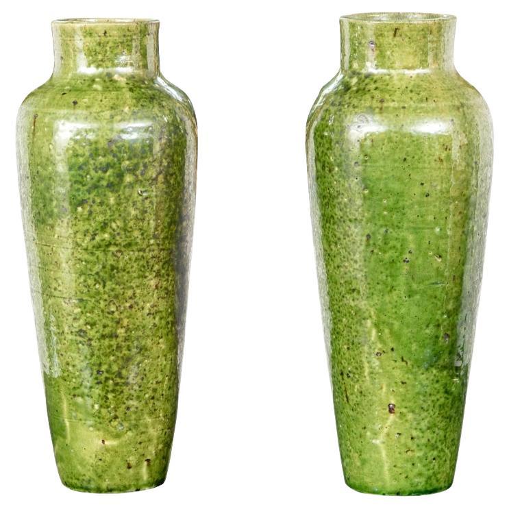 Coppia di vasi belgi smaltati in verde in vendita