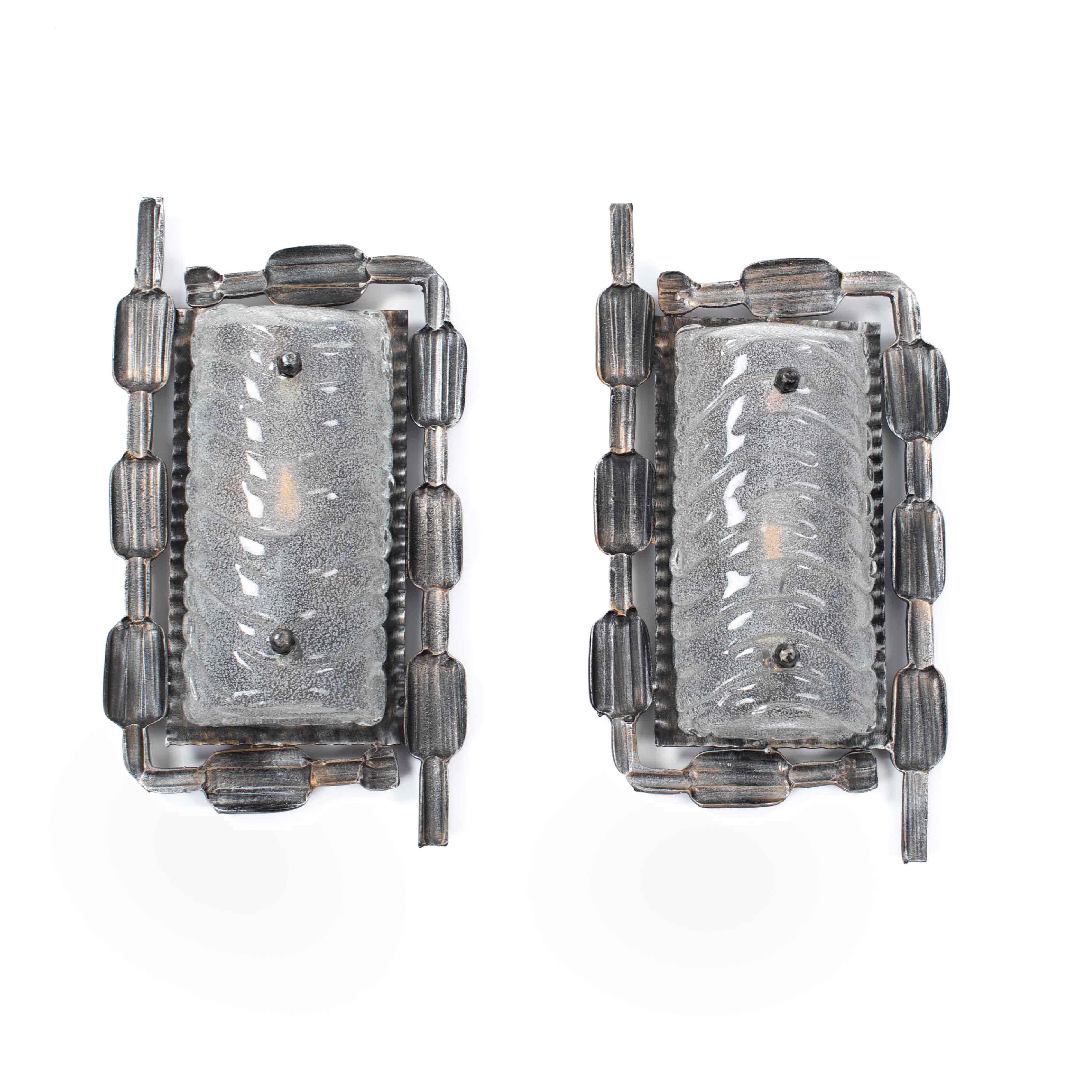 Pareja de apliques de hierro y cristal de Murano del Brutalismo belga de mediados de siglo, años 60 Moderno de mediados de siglo en venta