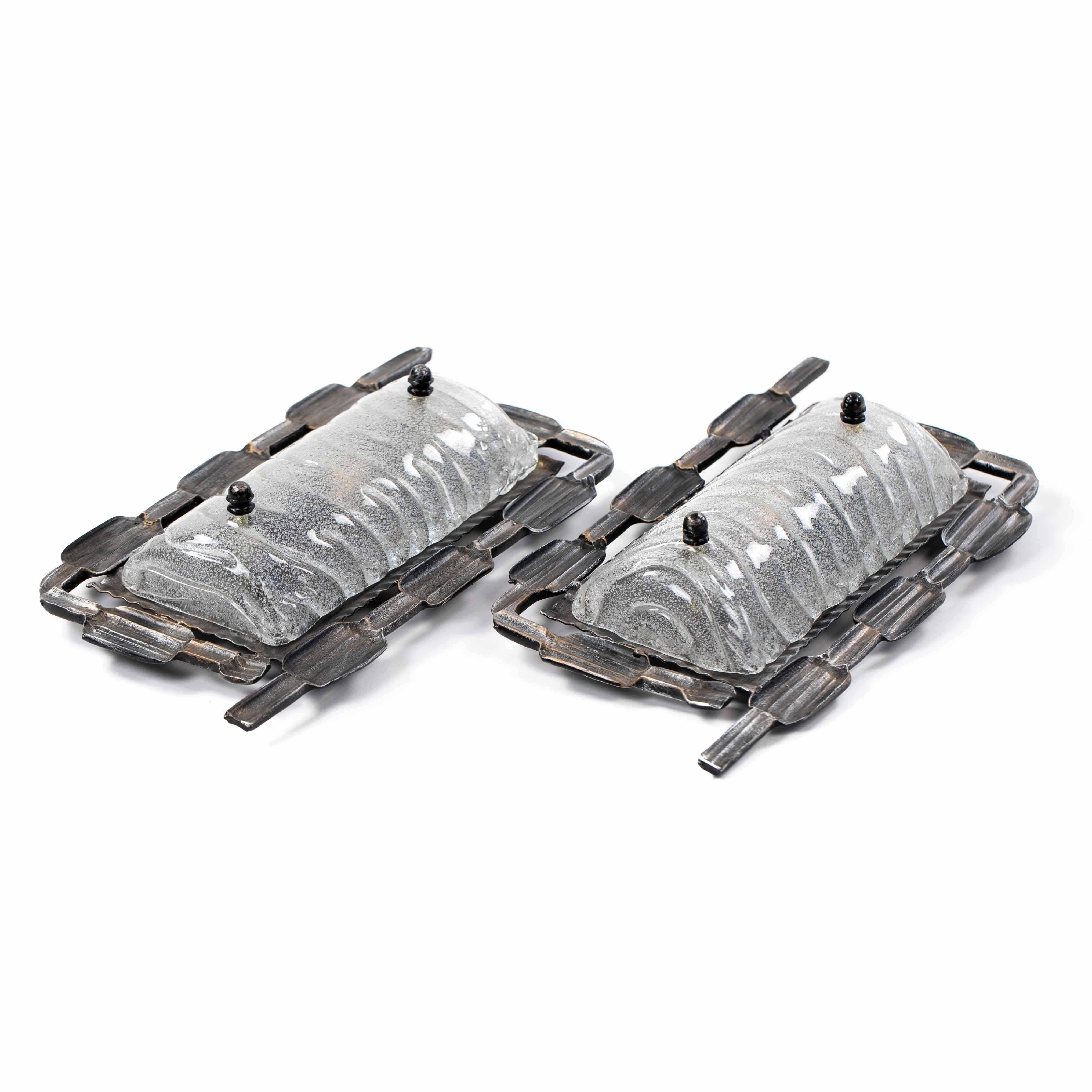 Pareja de apliques de hierro y cristal de Murano del Brutalismo belga de mediados de siglo, años 60 Belga en venta