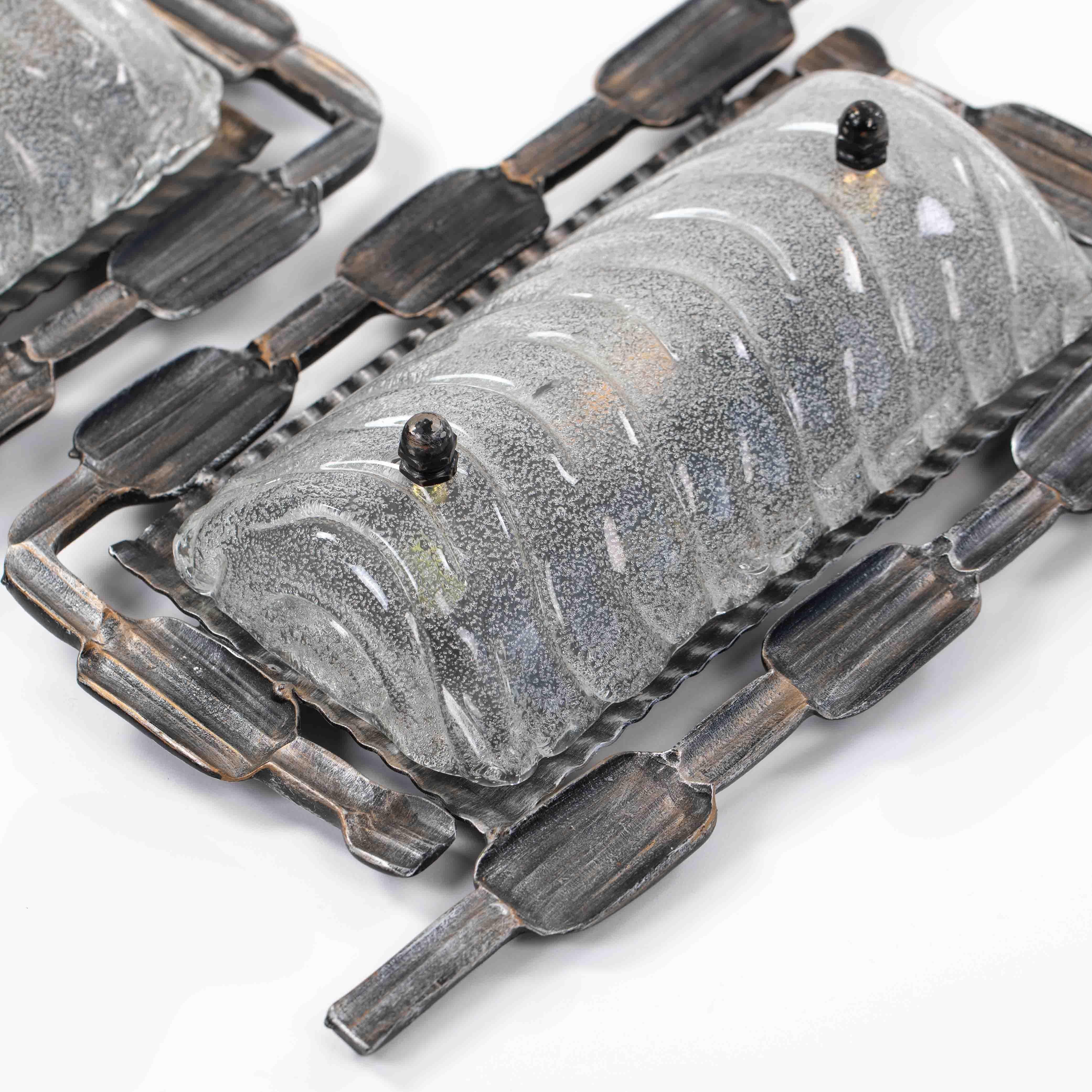 Pareja de apliques de hierro y cristal de Murano del Brutalismo belga de mediados de siglo, años 60 Patinado en venta