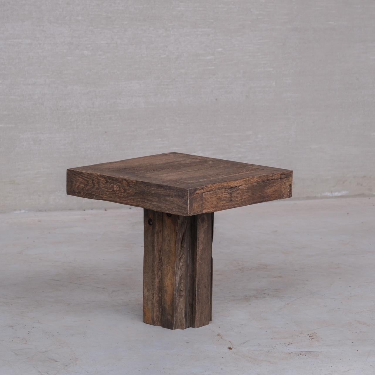 Un par de mesas auxiliares de madera.

Bélgica, c1950s.

Formado a partir de madera vieja.

Buen estado vintage, rozaduras ocasionales y signos de desgaste.

Ref. interna: 03/03/25/022. V/S.

Localización: Galería de Bélgica.

Dimensiones: 50,5 An x