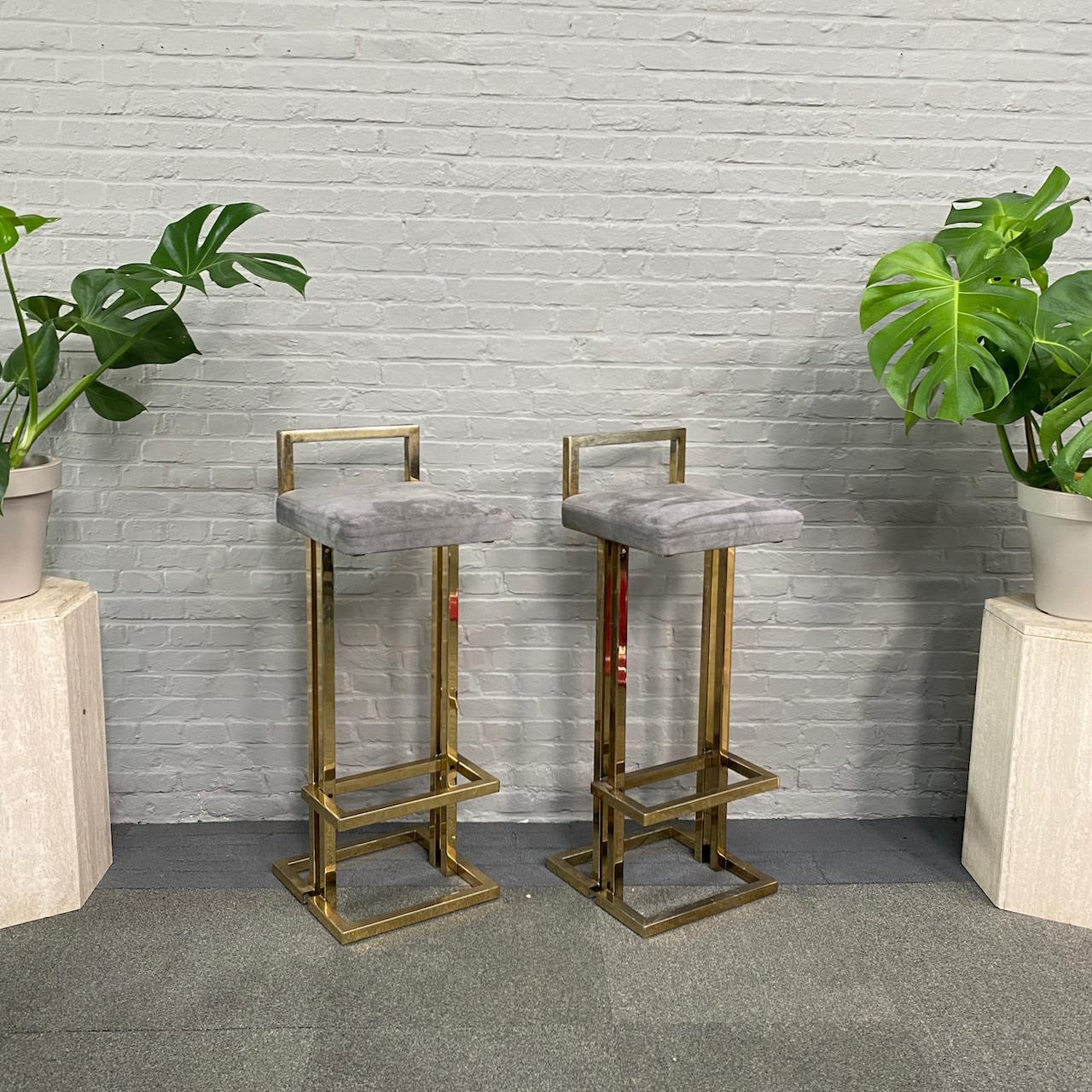 PAIR BELGO CHROM GOLD PLATED BAR STOOLS - BELGIUM 1980'S

Pair Belgo Chrom bar stools.
They are gold plated and have a suede grey upholstery.


Designer:	De Wulf
Brand:	Belgo Chrom
Model:	unknown
Place of