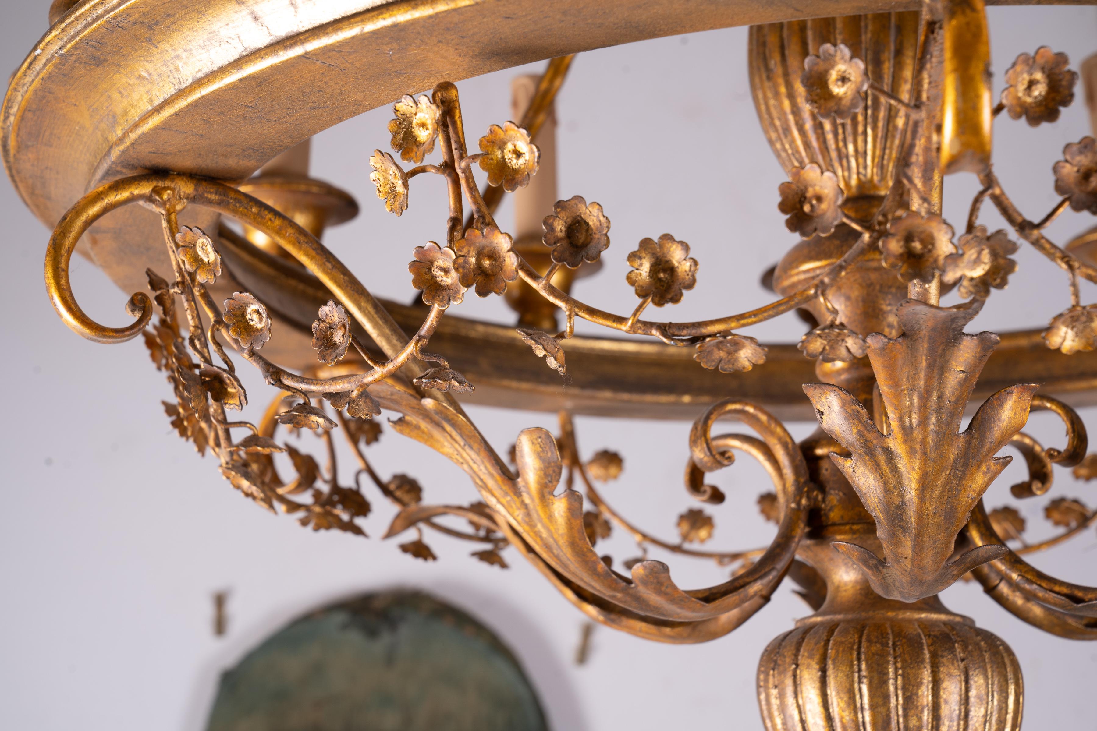 Une belle paire de lustres en bois doré très sculpté de la période de la Belle Epoch. Trouver une paire d'antiquités est un défi, mais une paire de lustres restés ensemble est le plus rare de tous. Chaque lustre a 8 lumières placées sur les bords et
