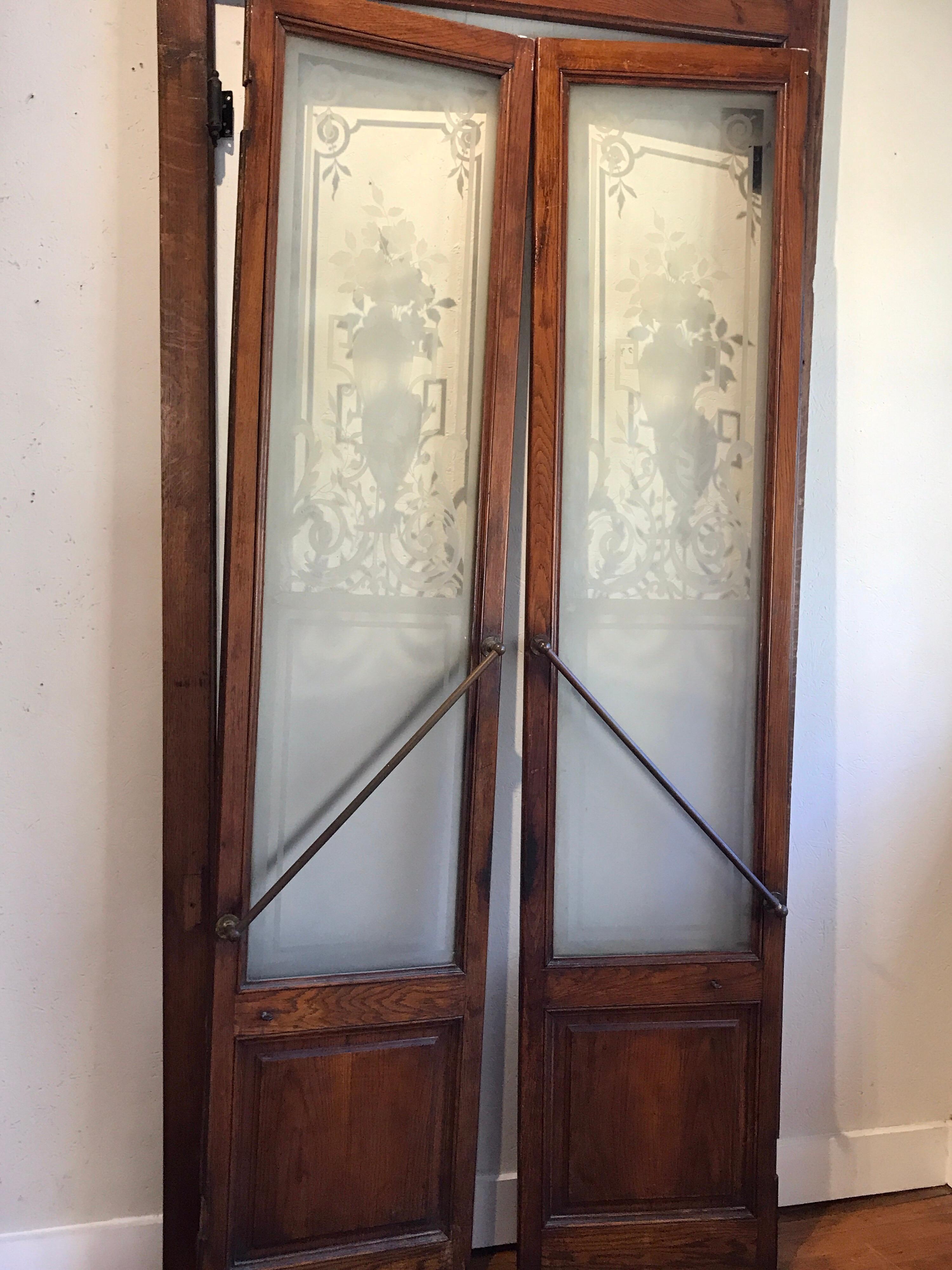 Pair of Belle Époque French Acid Etched Bistro Doors & Transom, Paris In Good Condition For Sale In Atlanta, GA