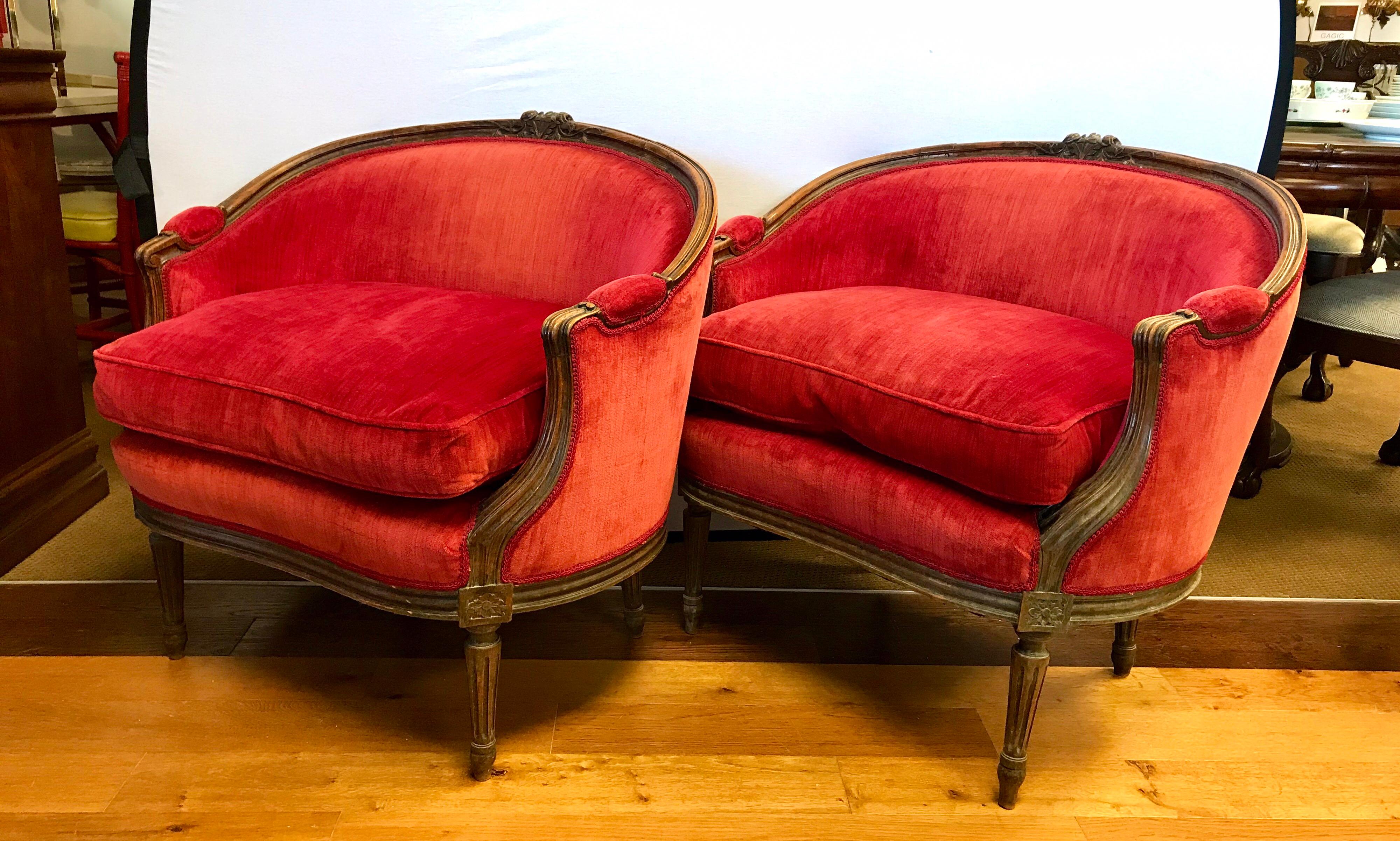 Pair of Belle Époque French Louis XV Style Red Velvet Bergeres Chairs Armchairs In Good Condition In West Hartford, CT