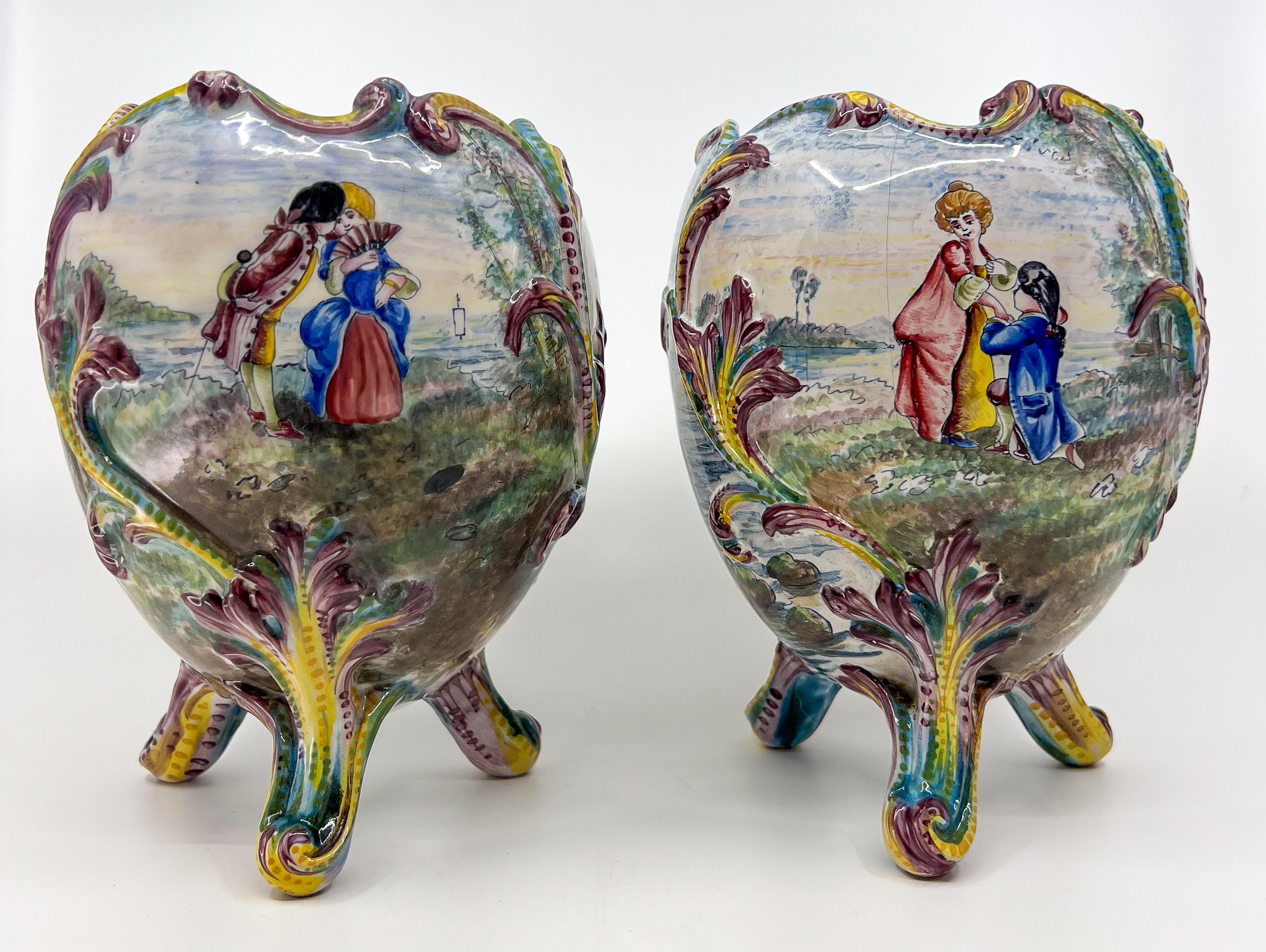 Paire de vases ou jardinières en porcelaine peints à la main à la Belle Epoque avec des scènes romantiques, des bateaux et des fleurs.

