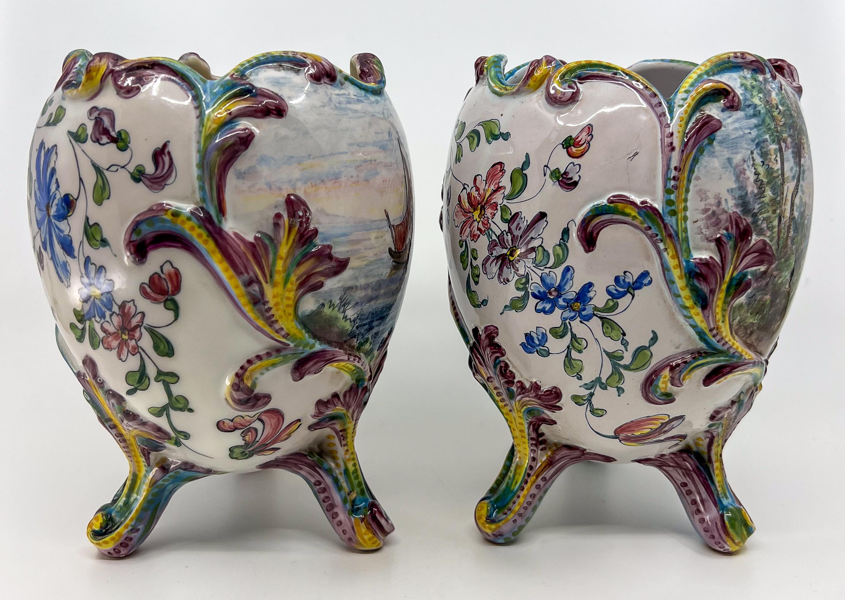 Pair of Belle Epoque Porcelain Painted Jardinieres With Romantic Scenes In Good Condition For Sale In Antwerp, BE