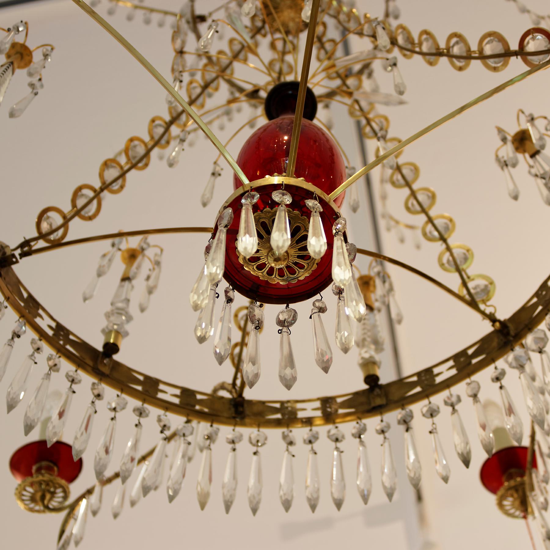 Pair of Belle Epoque Russian Style Ormolu Red and Cut-Glass Six-Light Chandelier In Good Condition For Sale In Worpswede / Bremen, DE