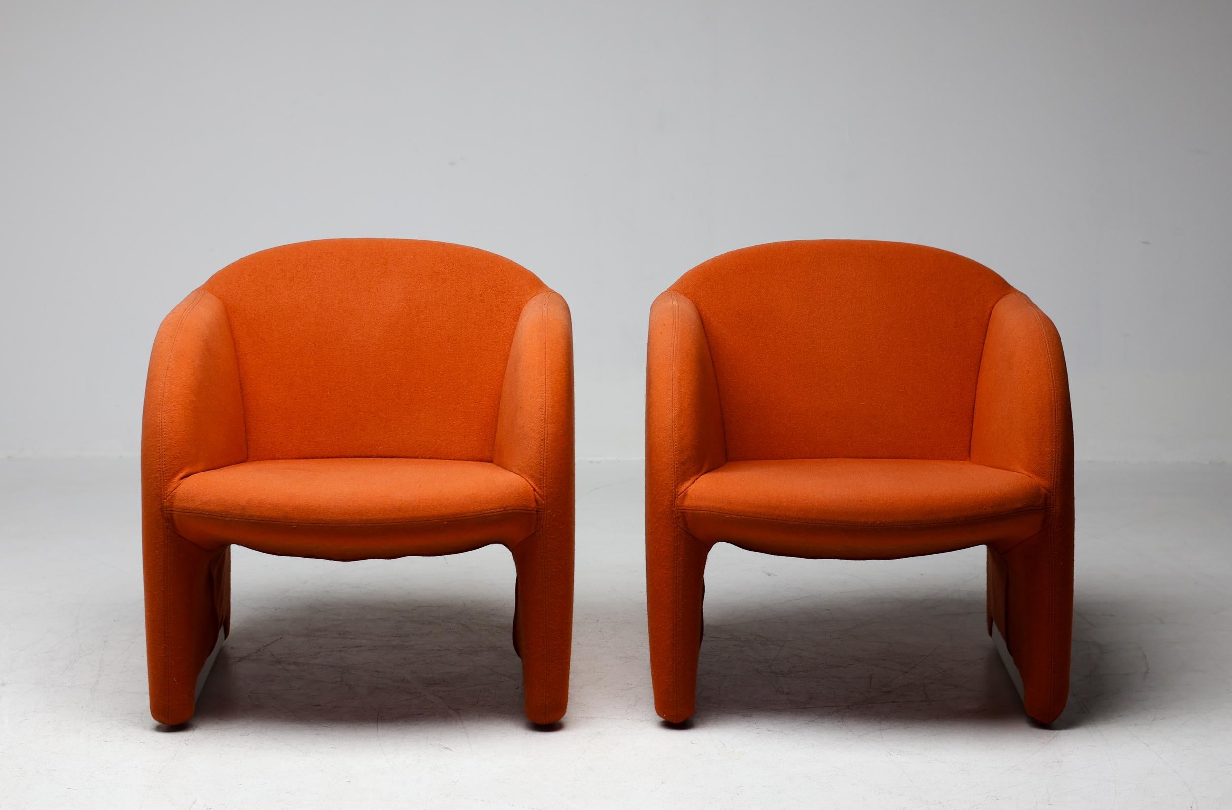 Zwei frühe Ben-Sessel, entworfen in den späten 1980er Jahren von Pierre Paulin für Artifort, Niederlande.
Original orangefarbene Kvadrat Tonus Wolle auf Aluminiumsockel.
Der Stoff ist leicht verblasst und abgenutzt.
Preislich als Set.
