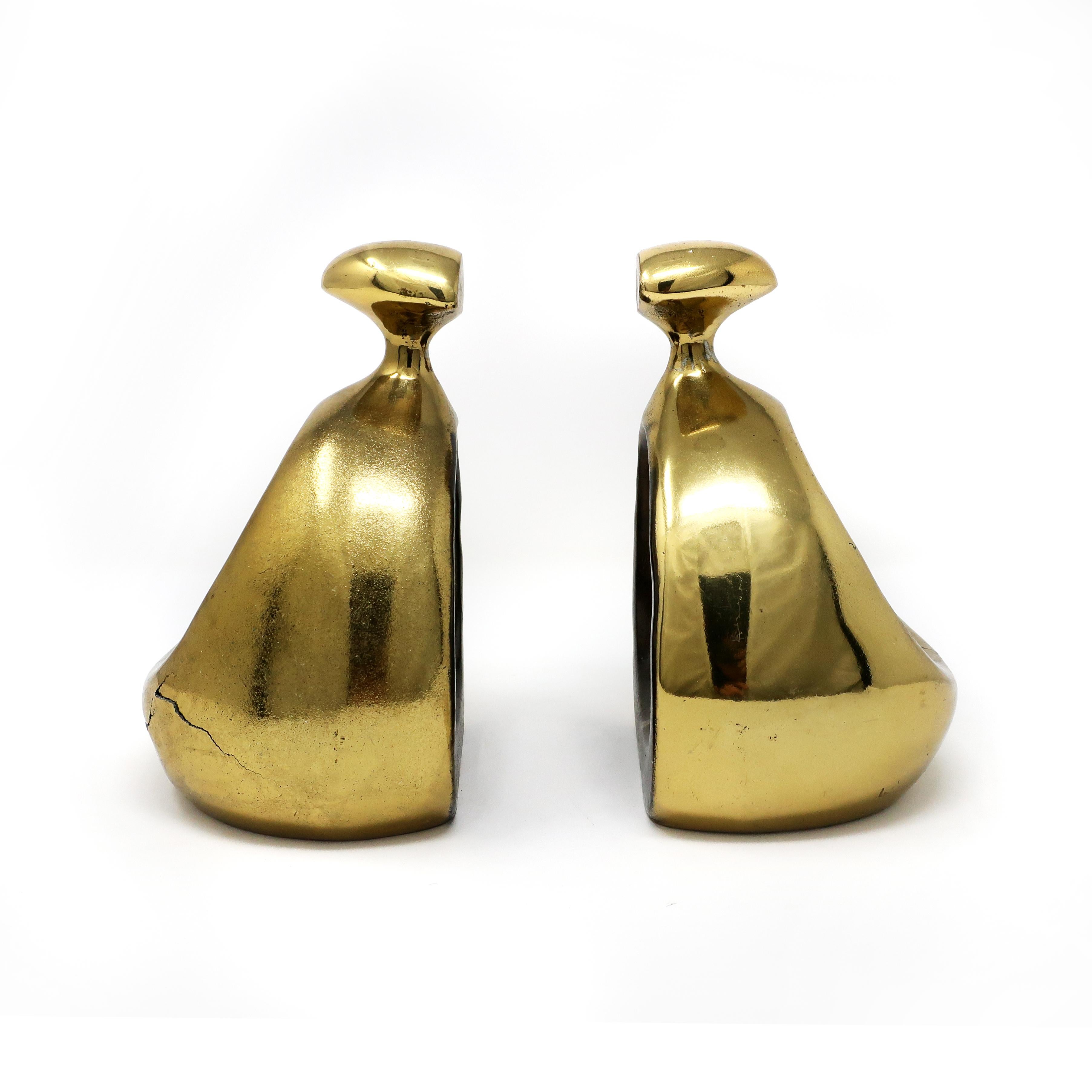 A stylish pair of brass “stirrup” bookends by Ben Seibel for Jenfred Ware from the 1950s. Each have small cracks that don’t impact their utility. (See photos.)

Measures: 8” x 5” x 7”.