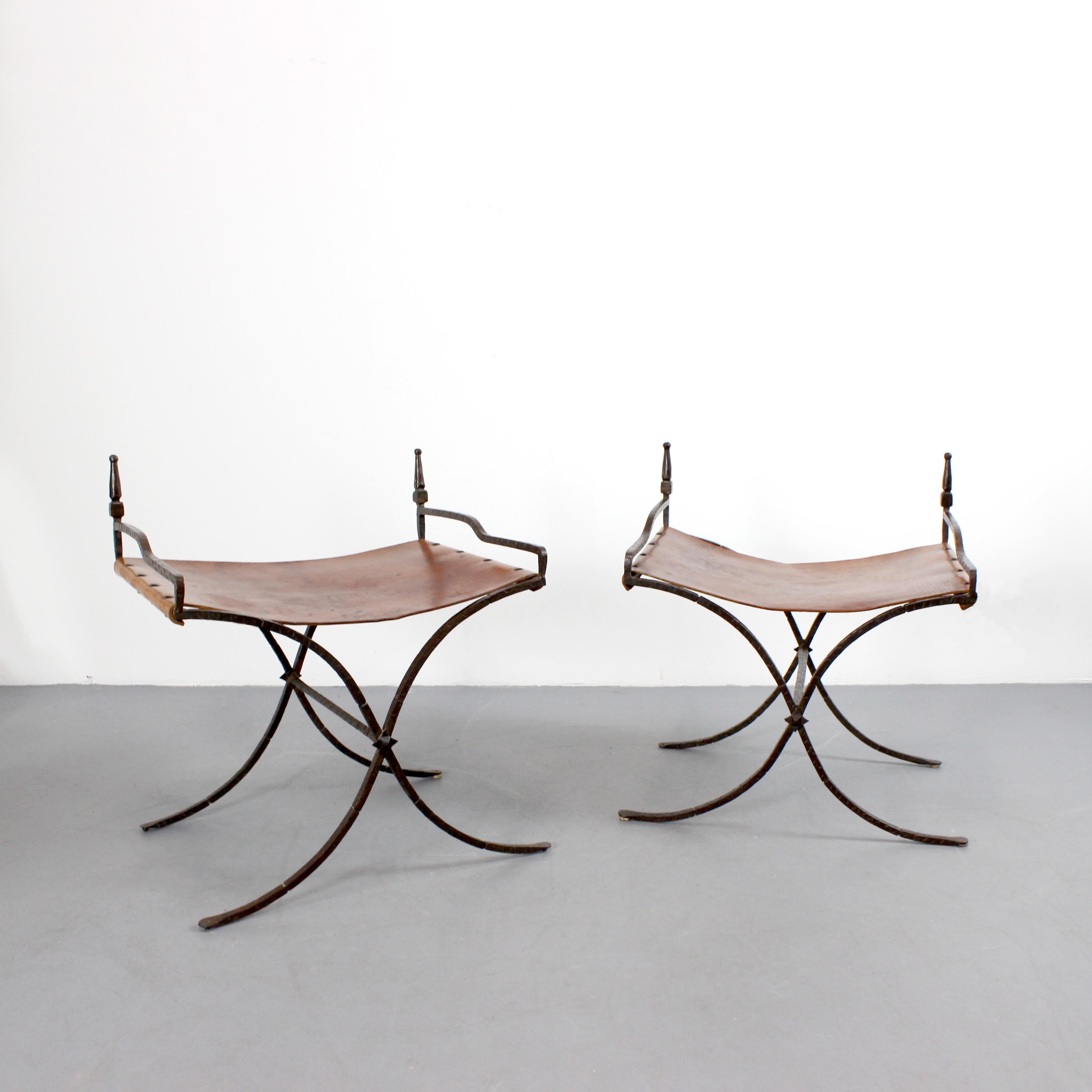 Coppia di panche con struttura in ghisa e sedili in pelle marrone - c.1970 - Spagna

Dimensioni: 65 x 57 x 46 cm (ciascuno)