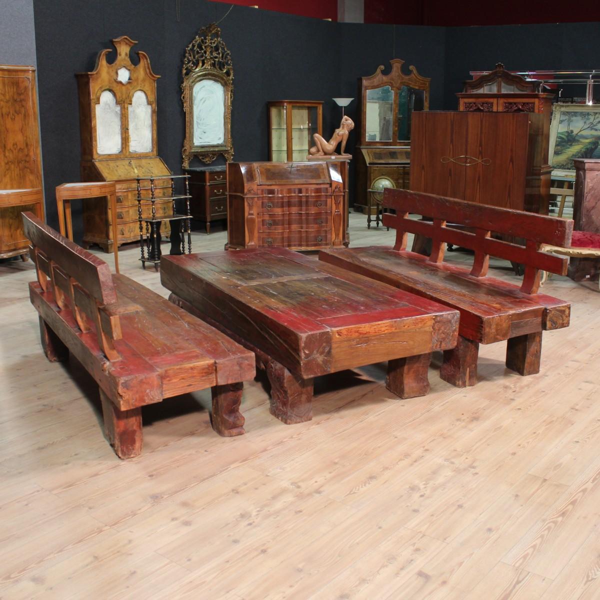 Oriental set of the 20th century consisting of two large benches and a carved and painted wooden table. Furniture built in a single block, not removable, ideal to be placed under a porch or in a large living room. Bench measurements: H 95 x W 210 x