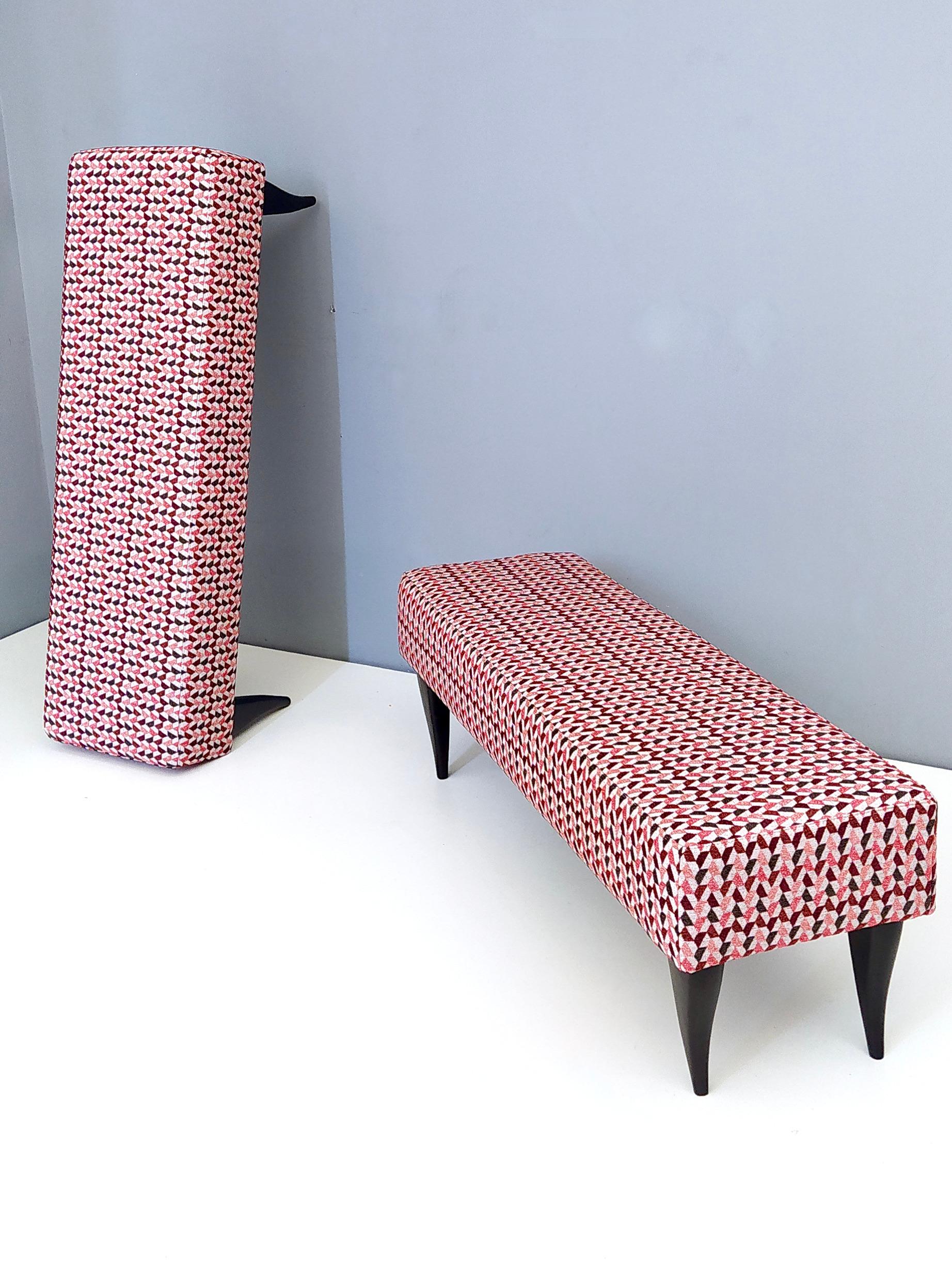Ébénisé Paire de bancs vintage avec tapisserie de tissu à motifs rouges, Italie en vente