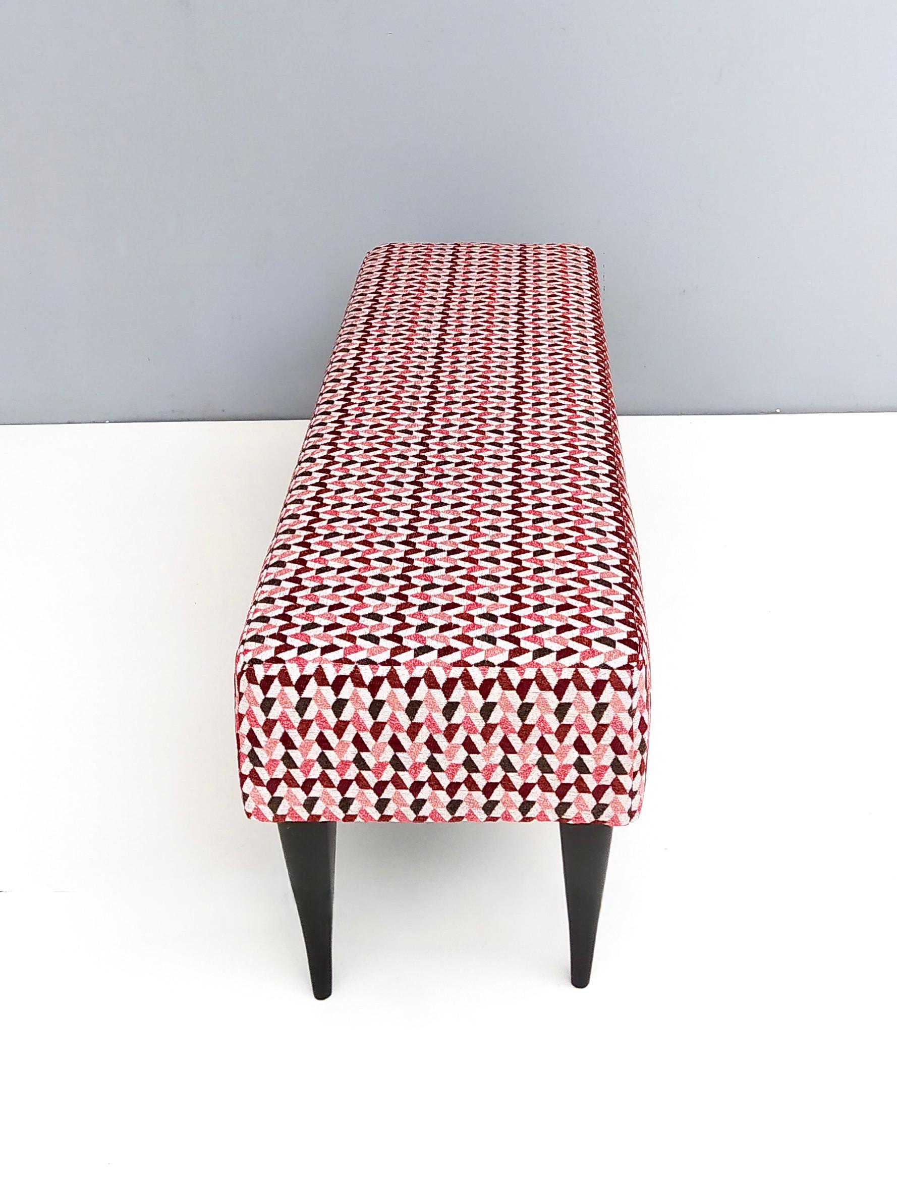 Paire de bancs vintage avec tapisserie de tissu à motifs rouges, Italie en vente 1