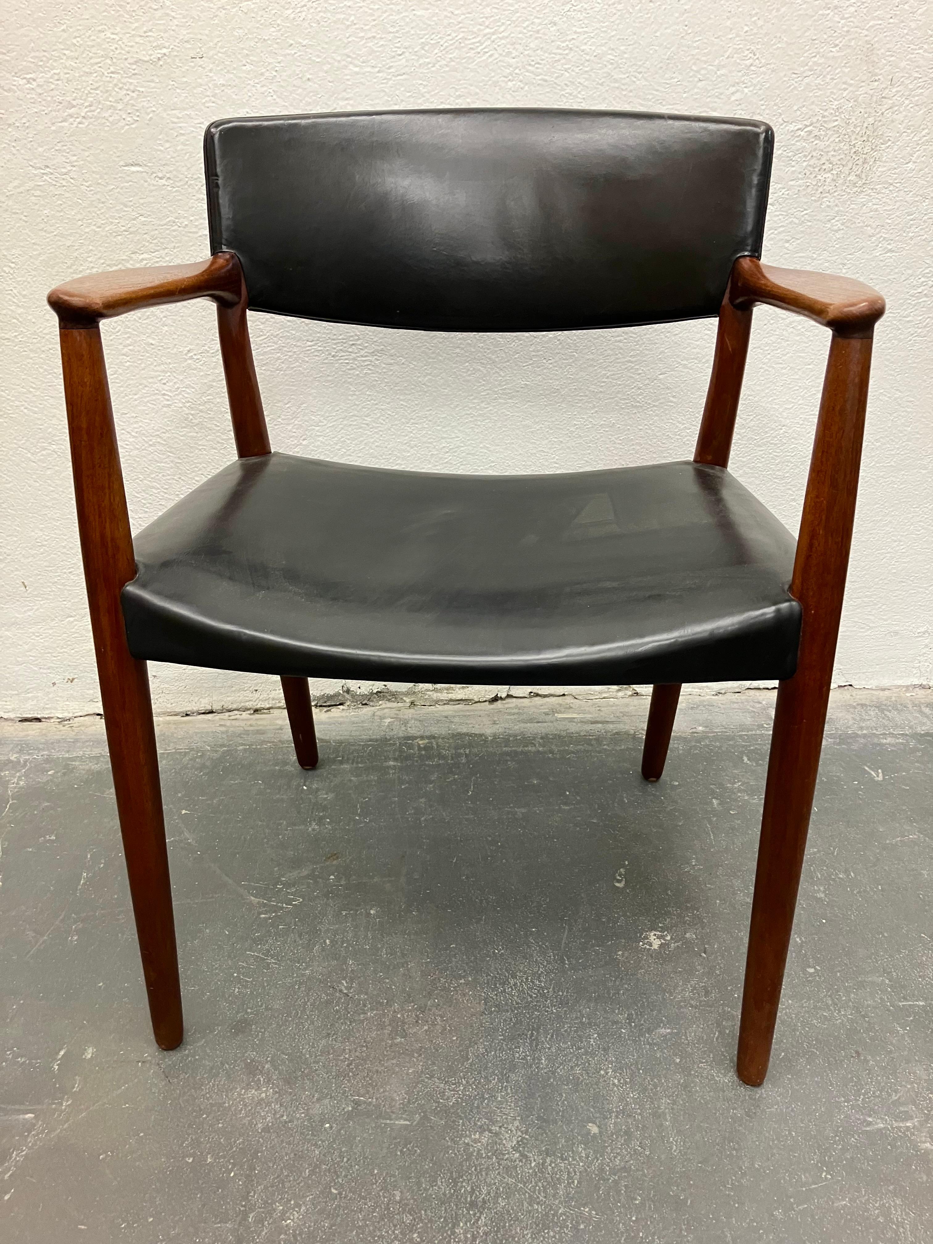 Mid-20th Century Pair of Bender Madsen and Larsen Teak and Leather Armchairs For Sale