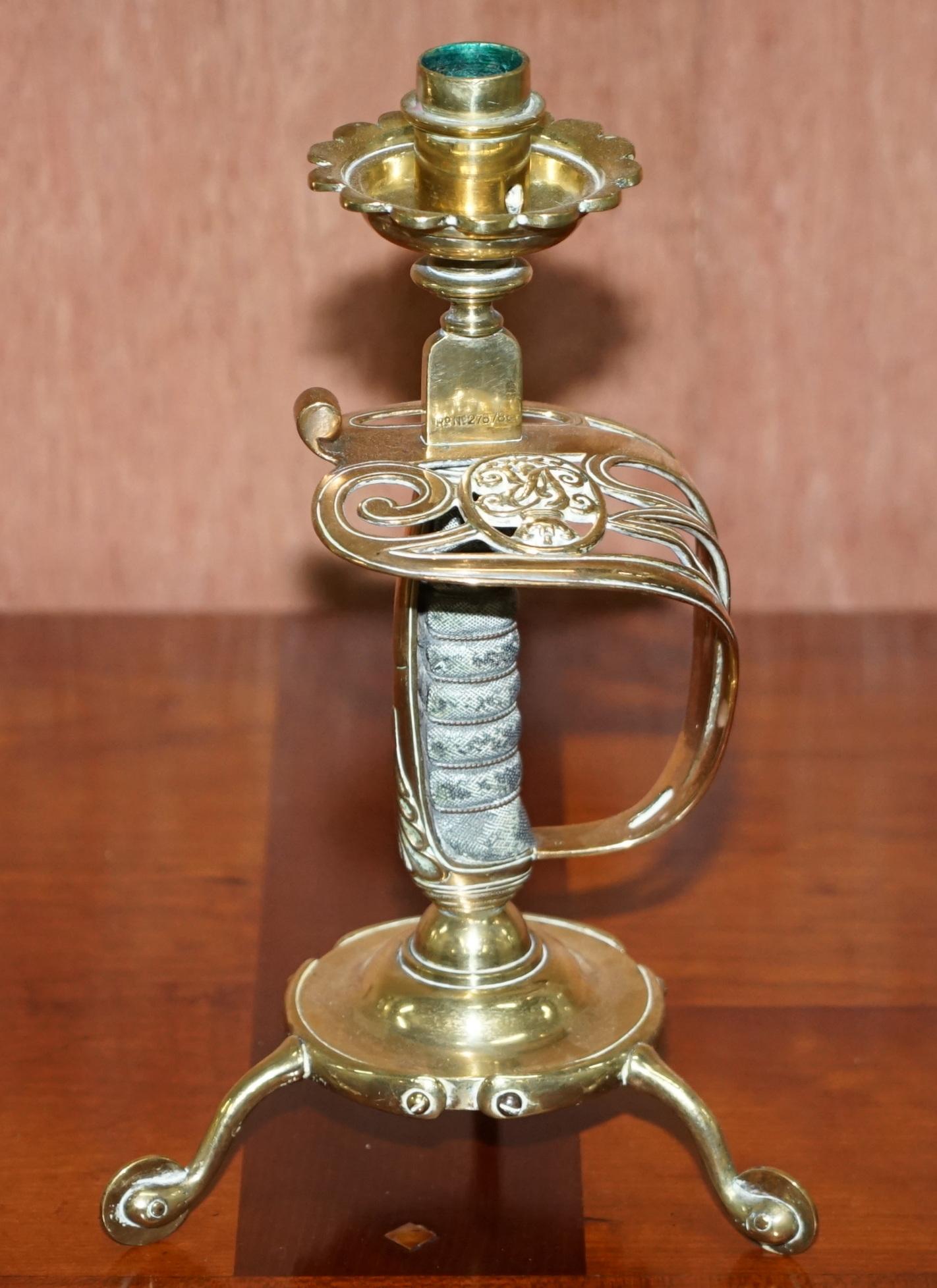 Inglese Coppia di candelieri con manico di spada di Benham & Froud con timbro VR dell'esercito britannico del 1905 in vendita