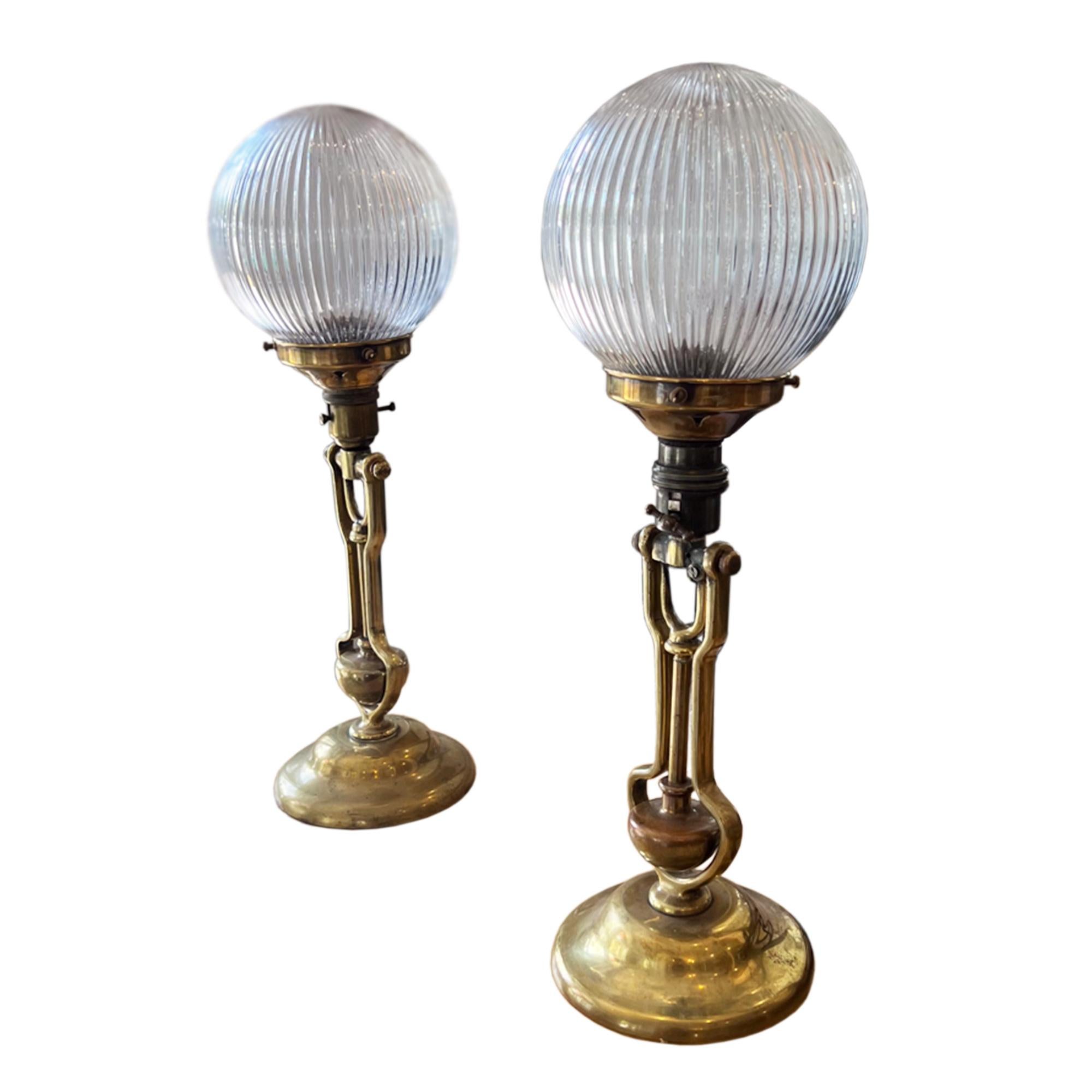 Si tratta di un'ottima coppia di lampade da parete o da tavolo in ottone della Master Suite della nave.

Realizzato negli anni '20 dall'azienda britannica Benson's e rifinito con splendidi paralumi in vetro.

Li abbiamo ricablati per il Regno Unito
