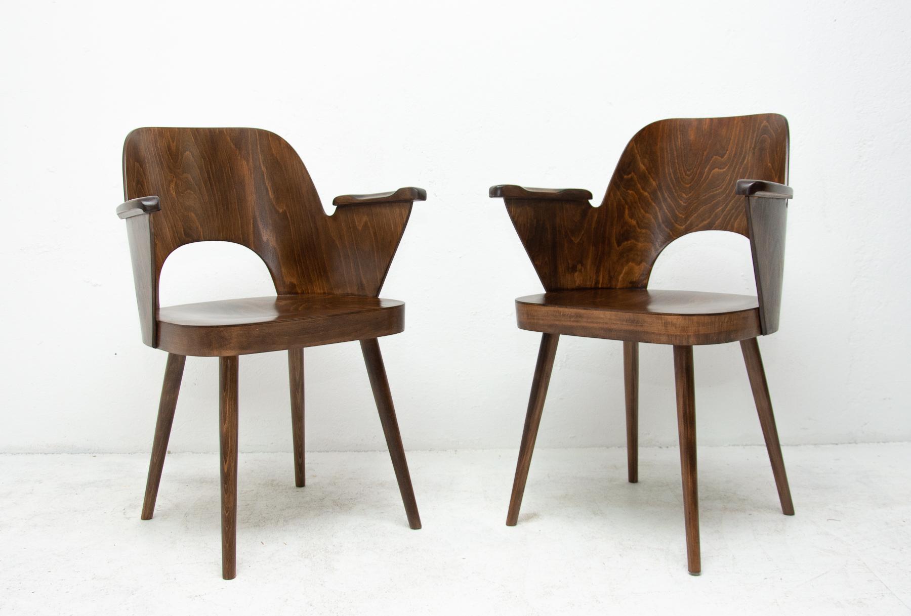 These armchairs are attribute to theAustrian architect Oswald Haerdtl or the Czechoslovak architect Radomír Hofman.

The chairs are made from dark stained bent beech wood. They were made in the former Czechoslovakia for TON Bystrice pod Hostýnem
