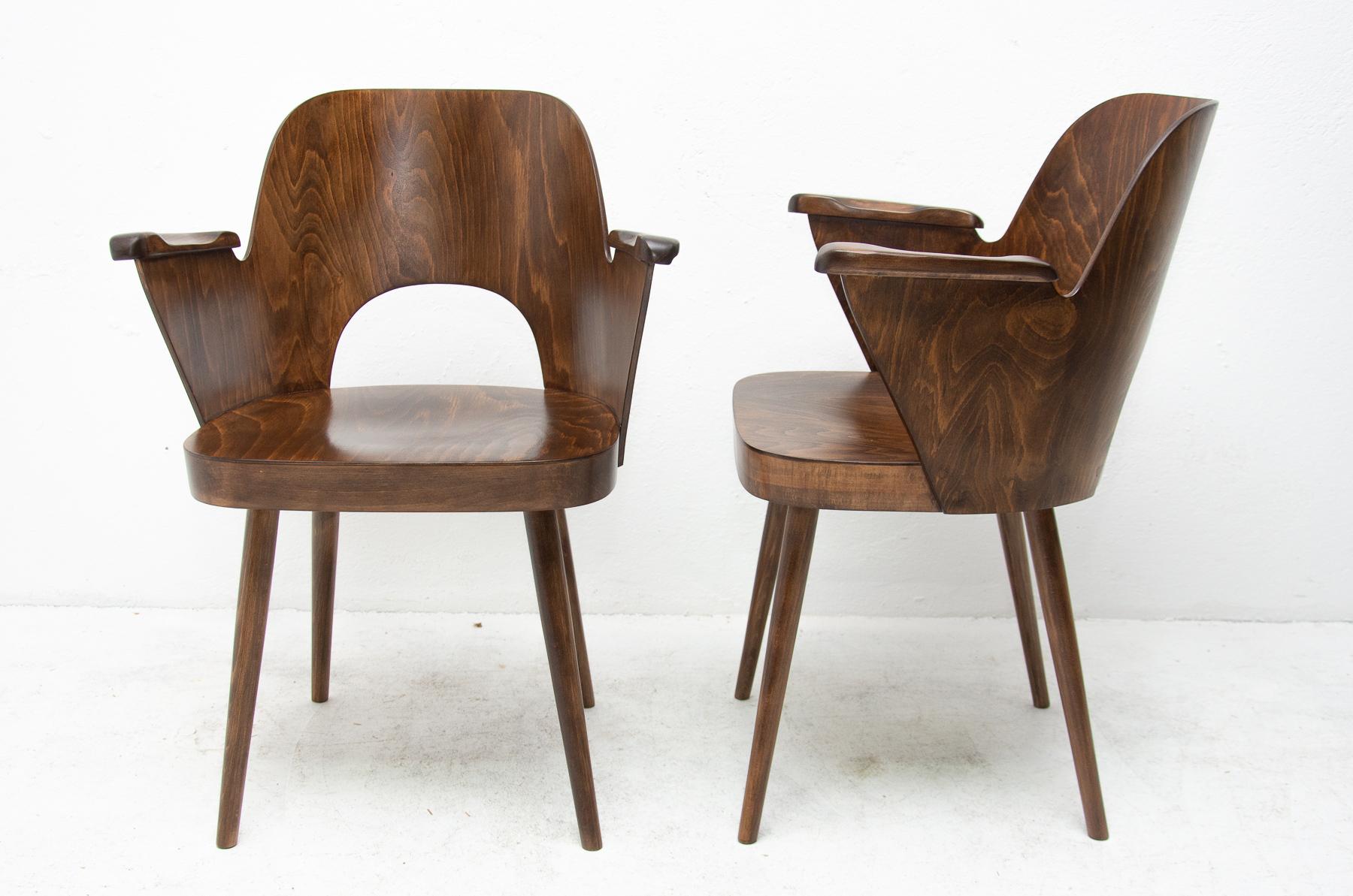 Pair of Bent Plywood Armchairs by Oswald Haerdtl for TON, 1960s In Good Condition In Prague 8, CZ