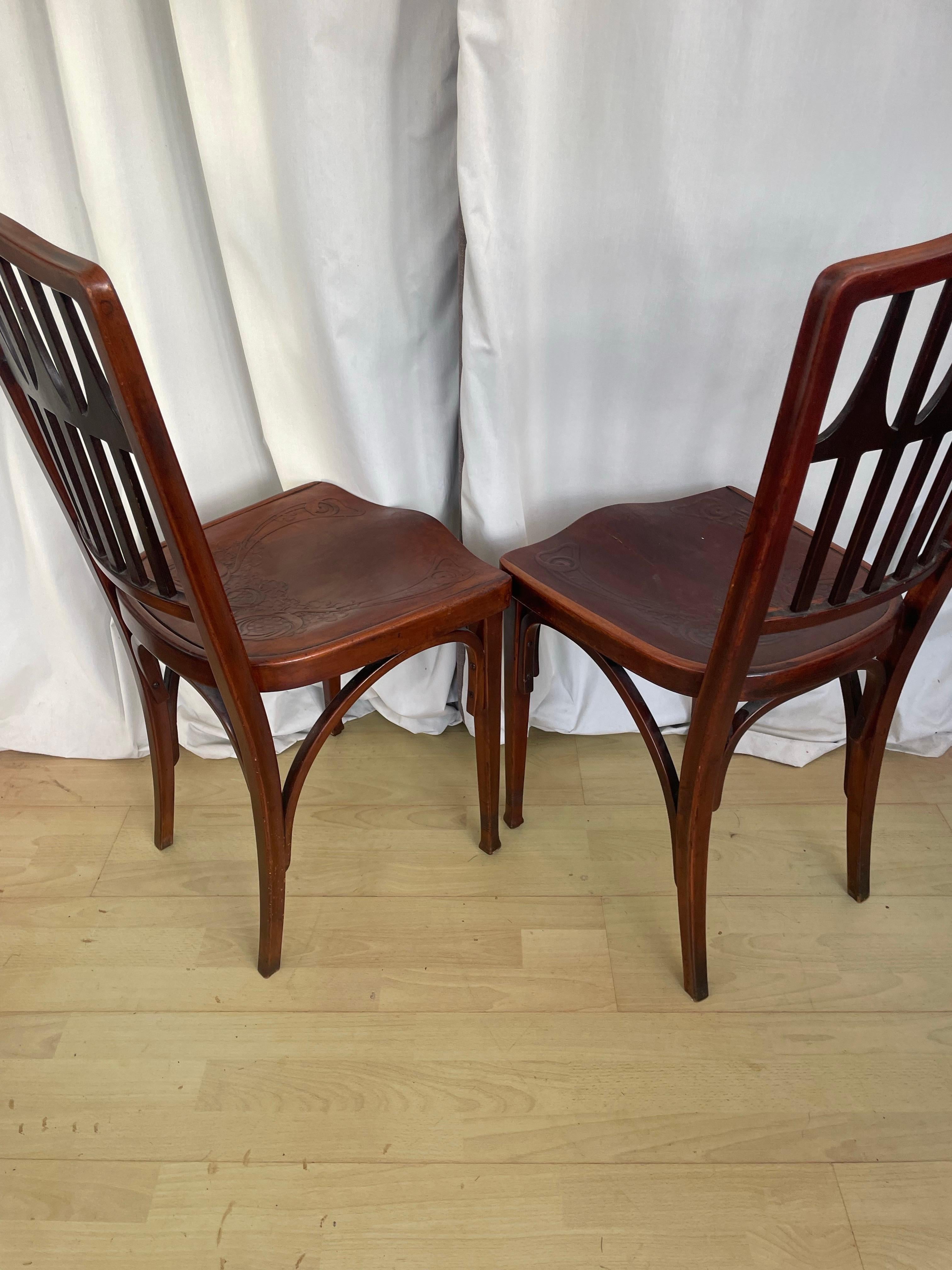 Una rara coppia di sedie in legno curvato dei fratelli Kohn, entrambe in condizioni originali e con etichette del produttore.
