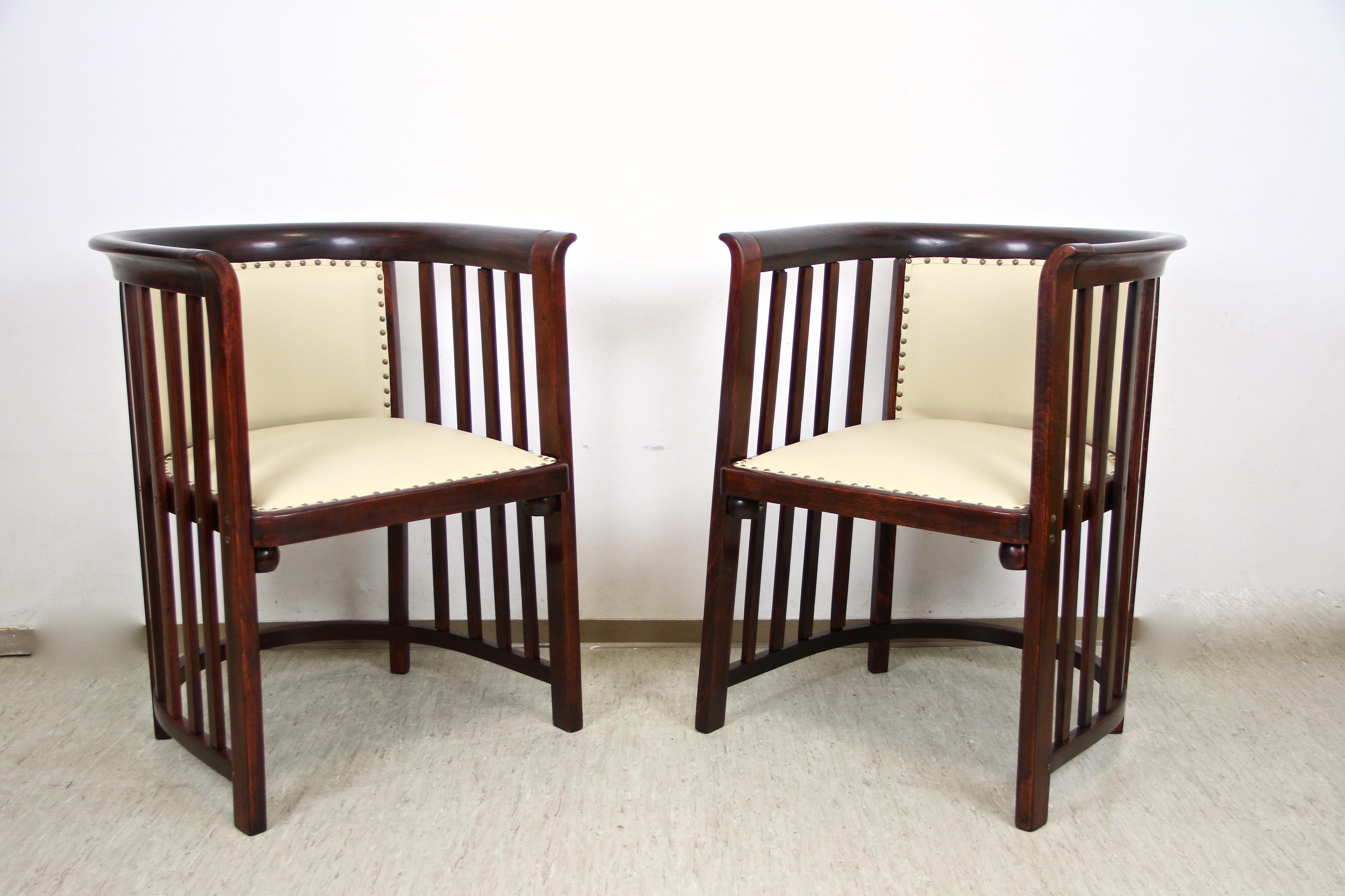 Beautiful pair of bentwood armchairs mod. 423/F designed by famous Austrian architect Josef Hoffmann (who is also well known as founding member of the world renown 