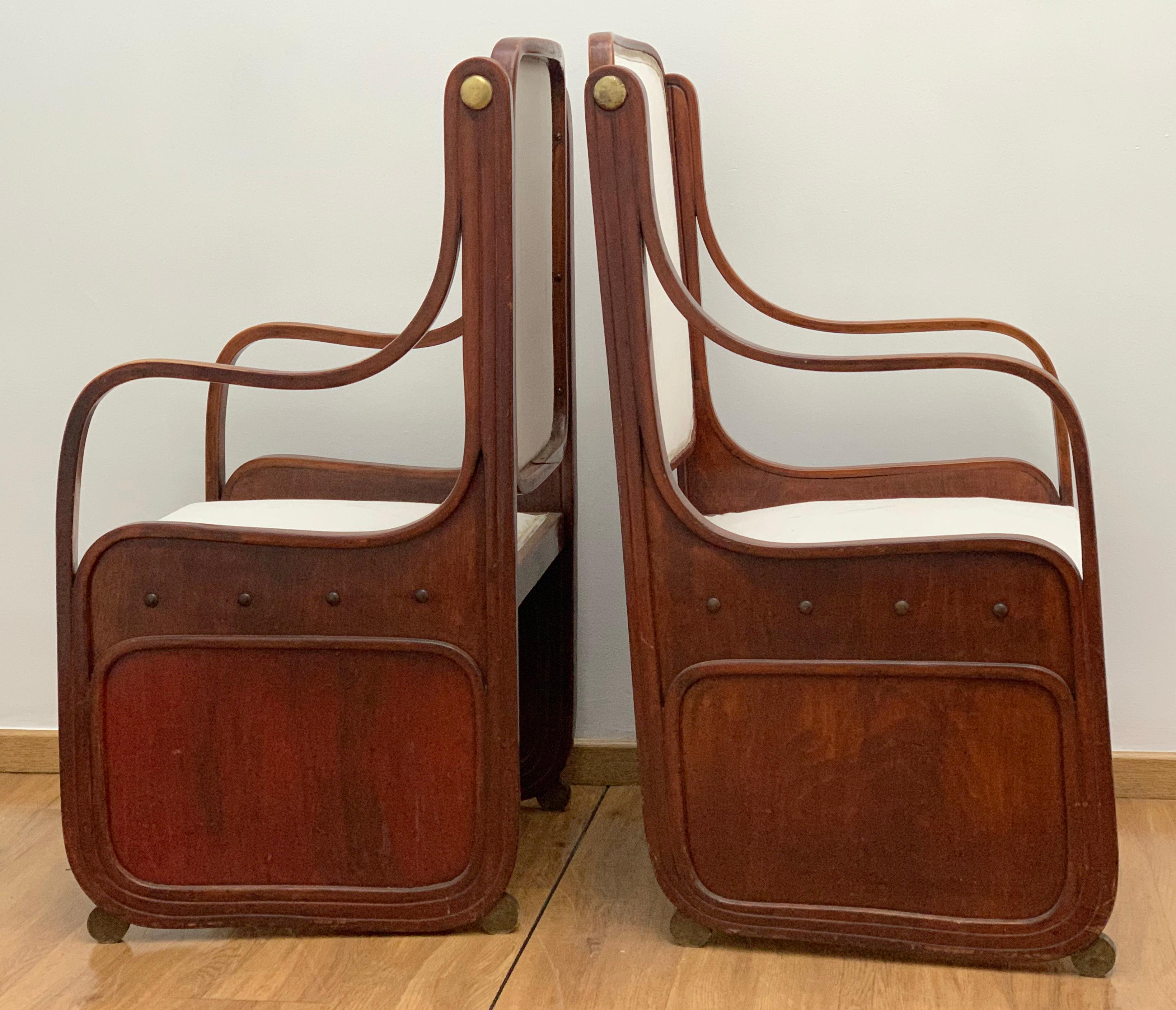 Paire de fauteuils en bois courbé de Koloman Moser, sécession viennoise, vers 1900.