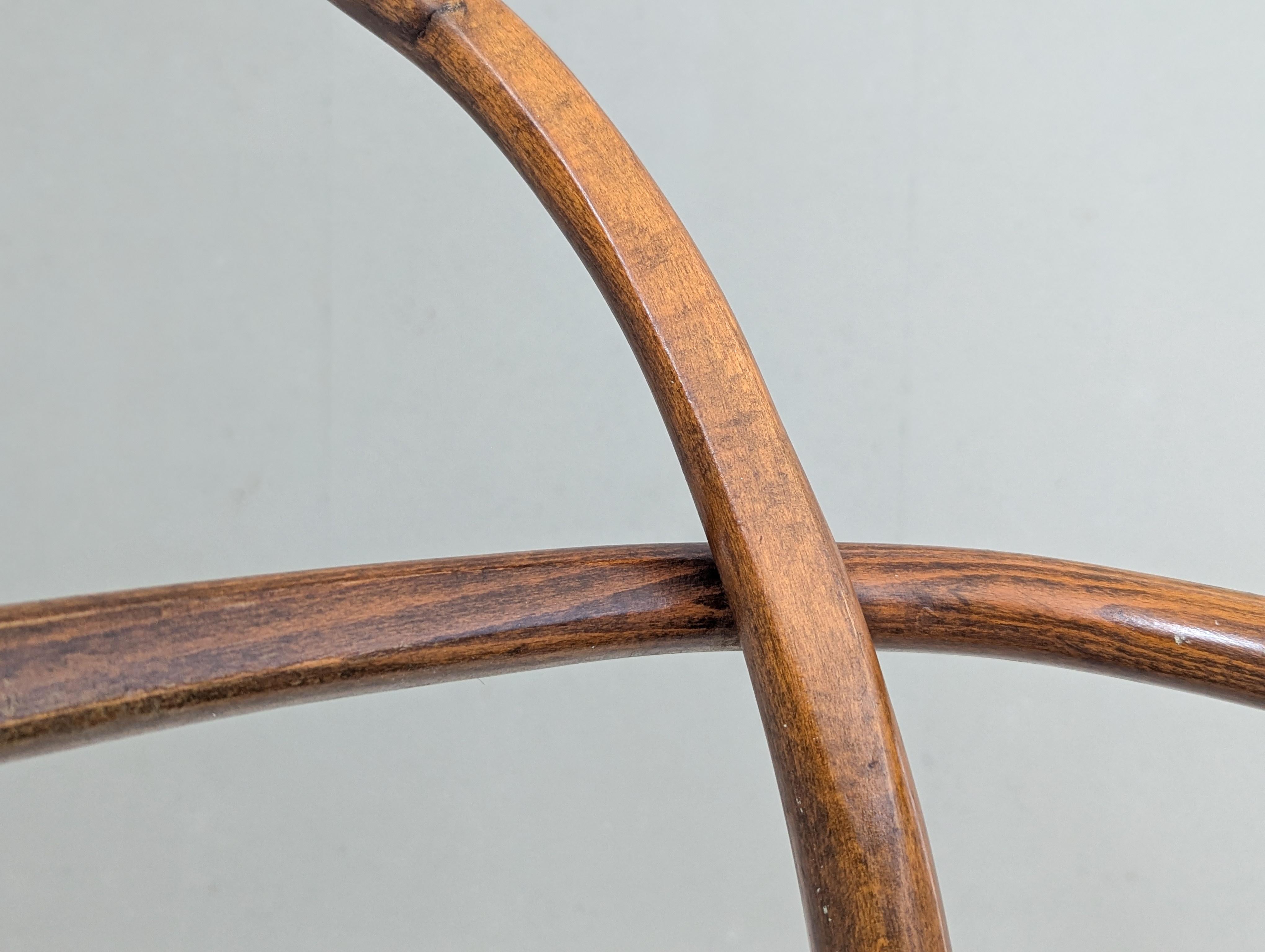 Paar Bugholzsessel aus der Mitte des Jahrhunderts von Radomír Hofman für Thonet/TON im Angebot 4