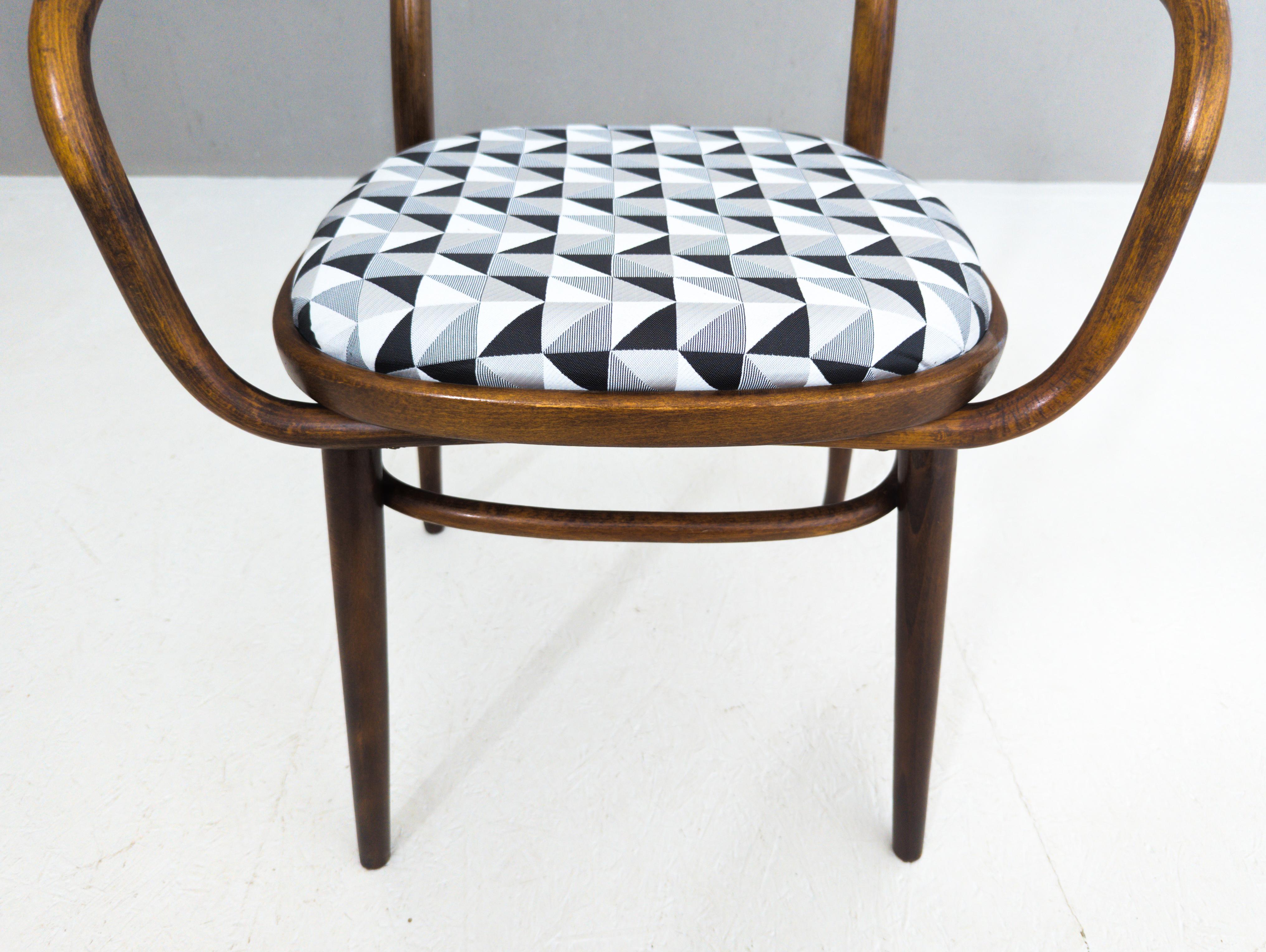 Paar Bugholzsessel aus der Mitte des Jahrhunderts von Radomír Hofman für Thonet/TON (Stoff) im Angebot