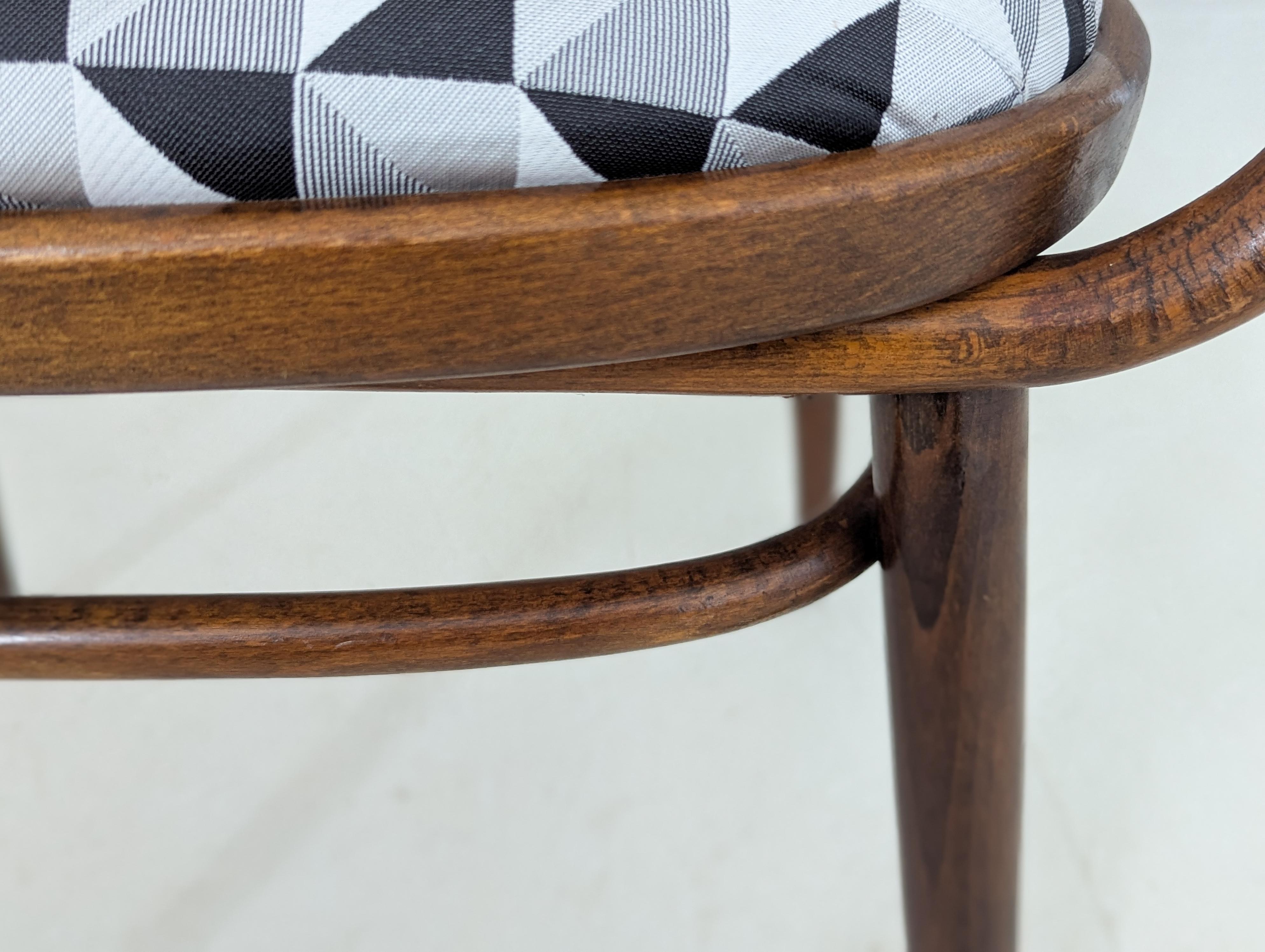 Paar Bugholzsessel aus der Mitte des Jahrhunderts von Radomír Hofman für Thonet/TON im Angebot 1