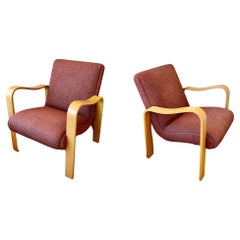 Paire de fauteuils en bois cintré au design postmoderne d'après Thonet