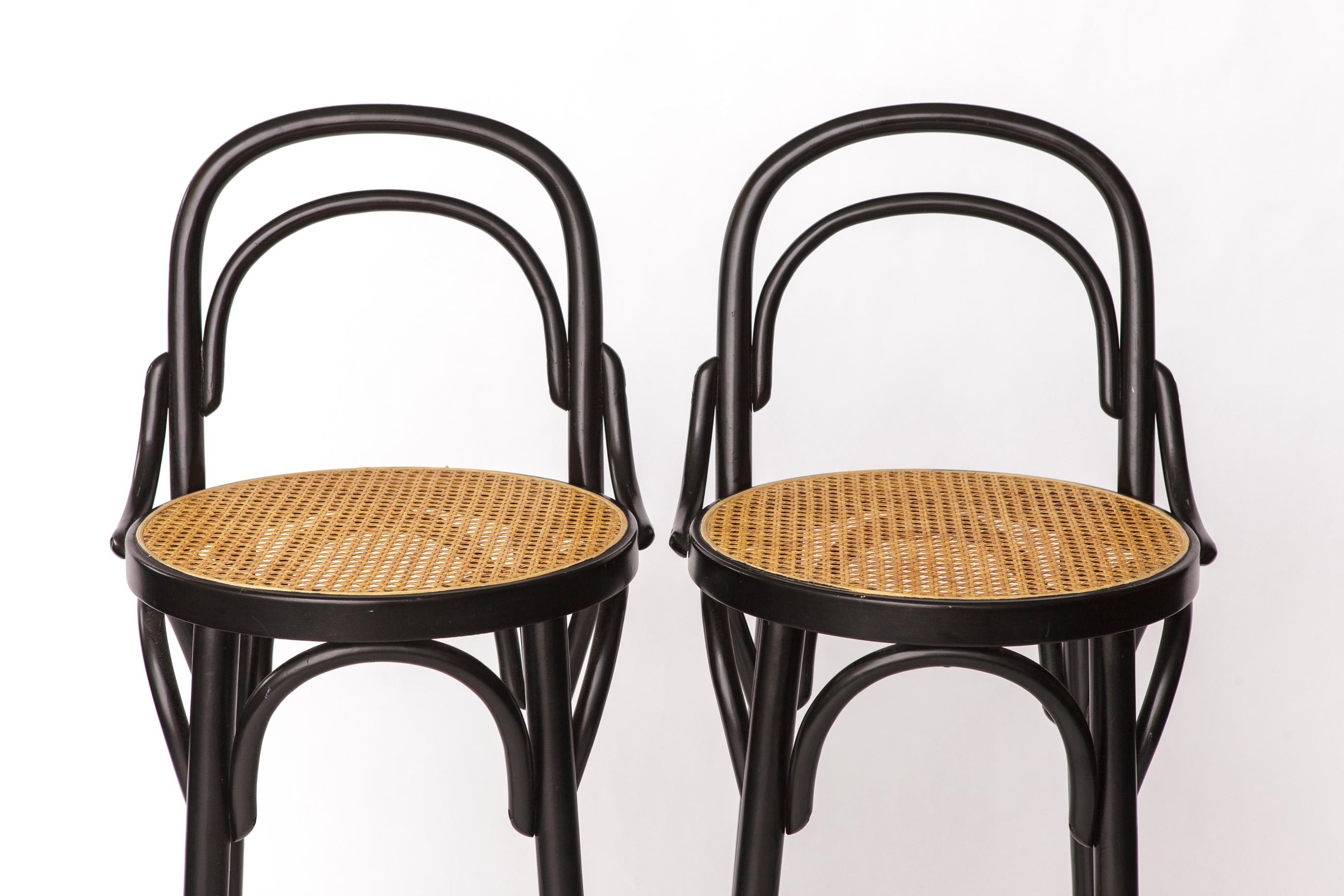 Pair of Bentwood Bar Stools with Vienna Cane Seats in the Thonet Style – Unknown Manufacturer
Likely Italian production, dating from the 1980s–1990s.
Price is for the pair.

Solid beechwood frames, painted black.
Original Vienna cane seats in