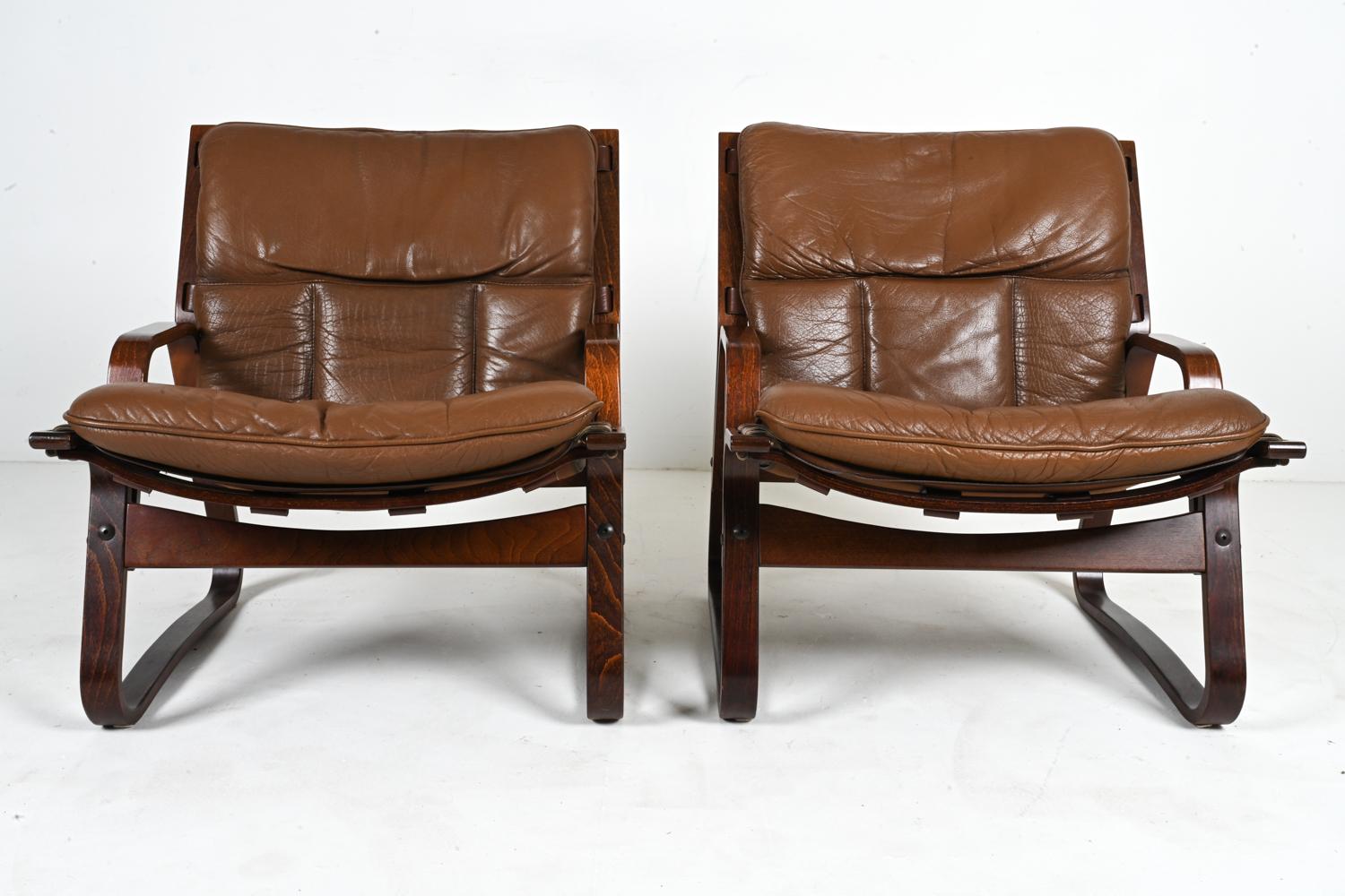 Norvégien Paire de chaises longues en bois cintré et cuir de buffle par Giske Carlsen pour Kleppe en vente