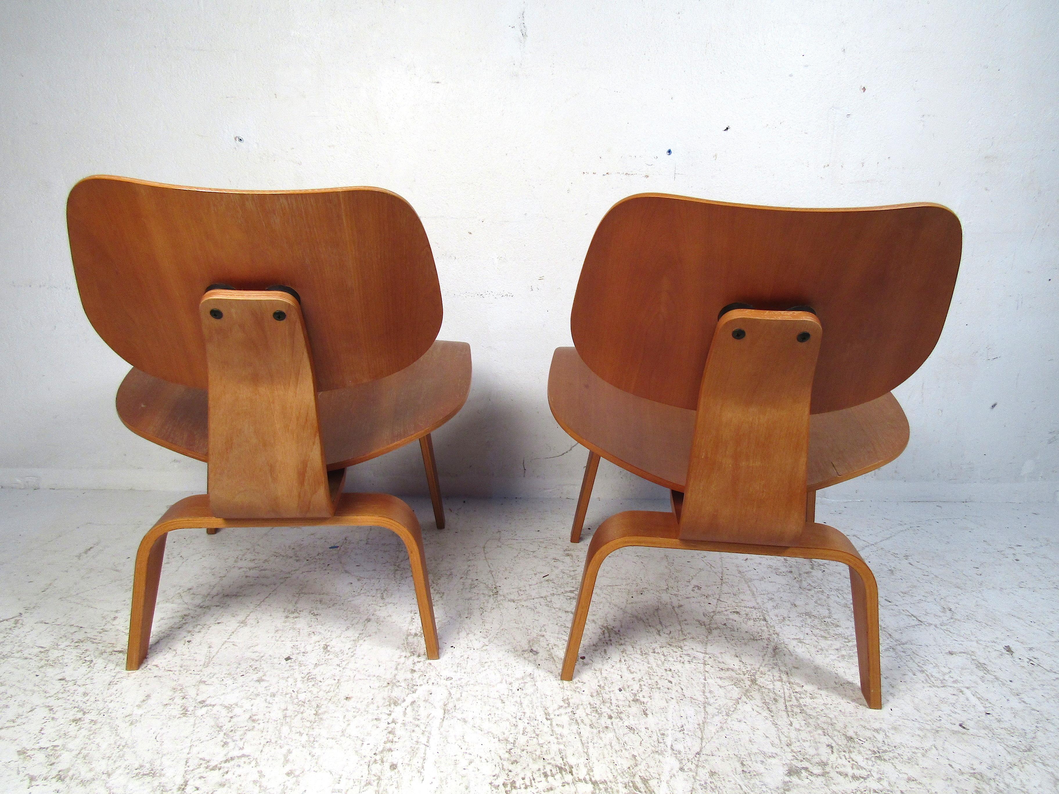 Mid-Century Modern Pair of LCW Bentwood Chairs by Eames for Herman Miller