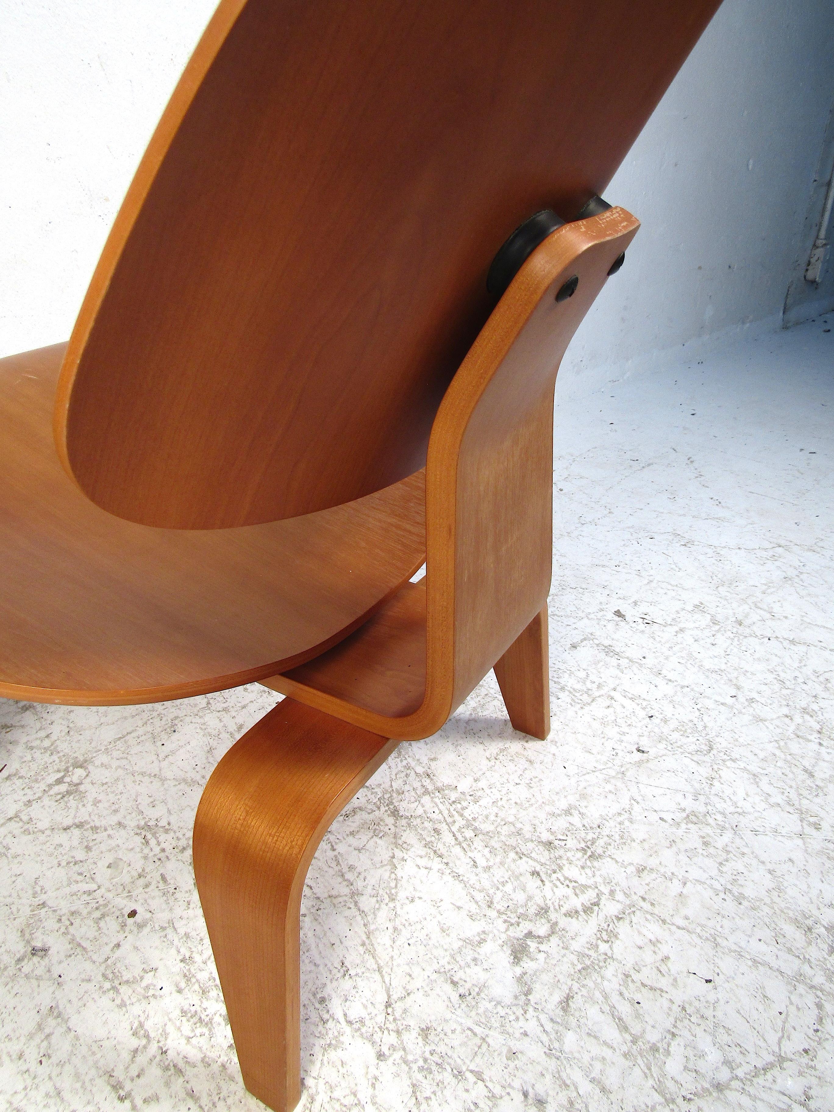 Pair of LCW Bentwood Chairs by Eames for Herman Miller In Good Condition In Brooklyn, NY