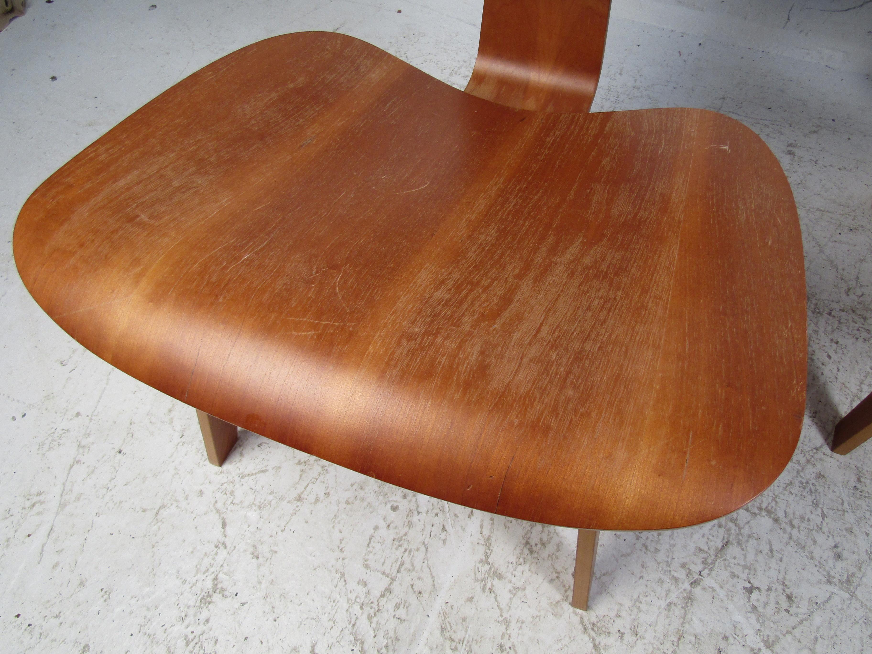 Pareja de sillas LCW de madera curvada de Eames para Herman Miller 1