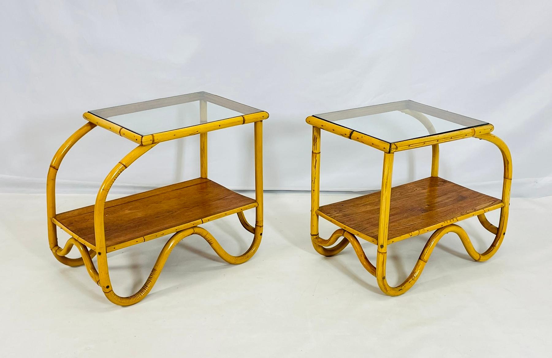 Magnifique paire de tables d'appoint ou de chevet conçues et fabriquées aux Etats-Unis dans le style de Paul Frankl.

Les tables sont constituées d'un cadre en bois courbé, d'un plateau en verre et d'une étagère inférieure en bois.

Parfait pour un